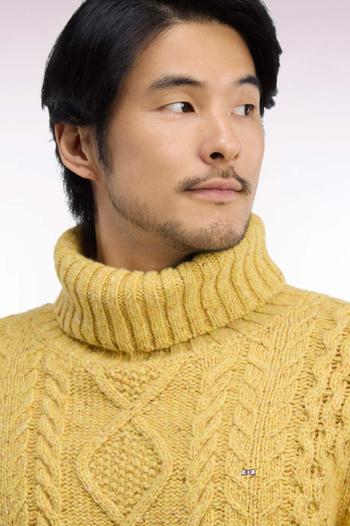 Pull à col roulé en maille torsadée jaune coupe droite