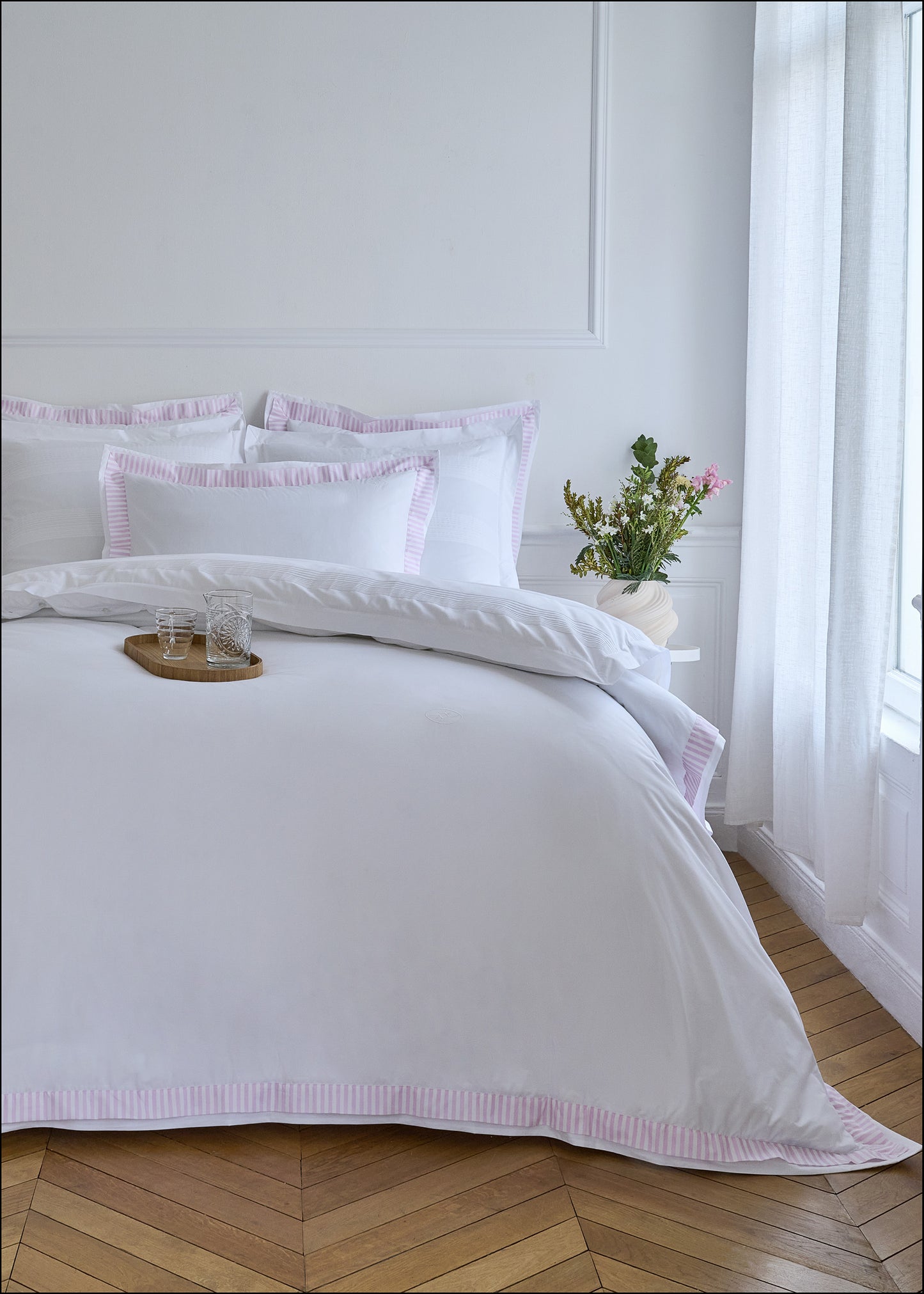 Comforter cover in white cotton percale with pink striped edging
