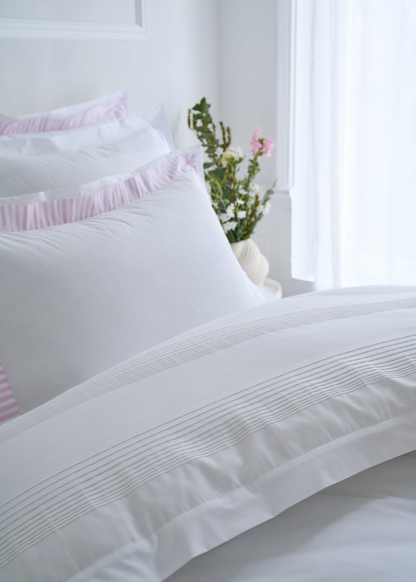 Comforter cover in white cotton percale with pink striped edging