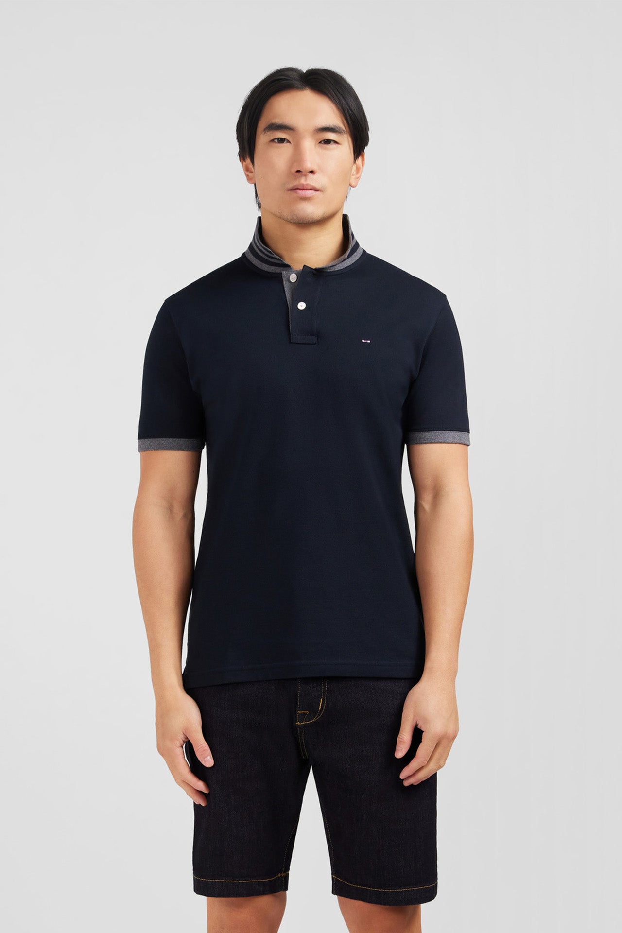 Polo noir en coton pima avec détails contrastés