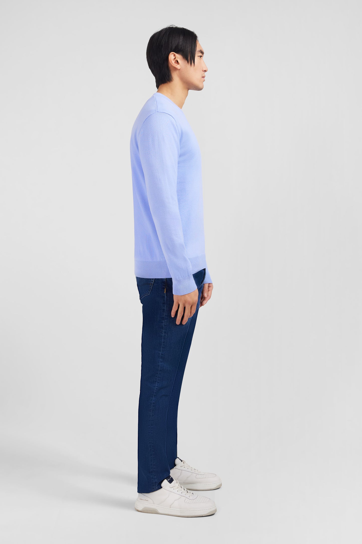 Pull bleu à col V en coton
