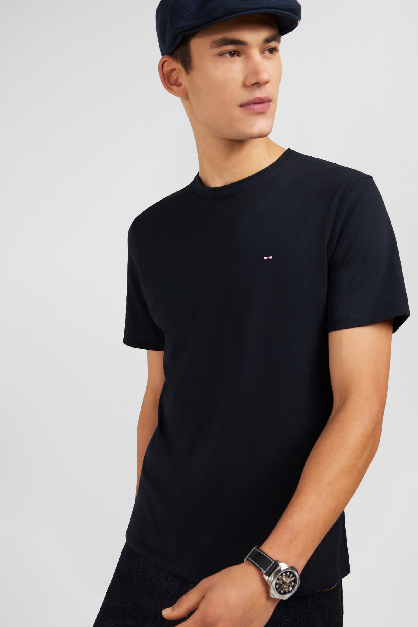 T-shirt noir col rond à manches courtes