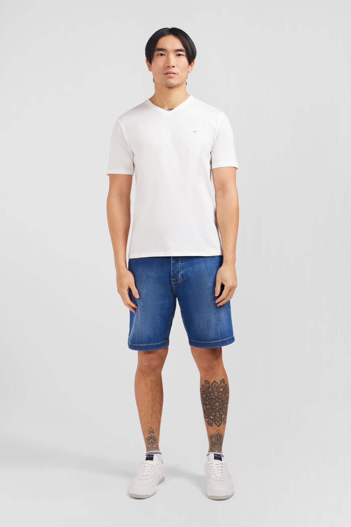 T-shirt blanc col V à manches courtes