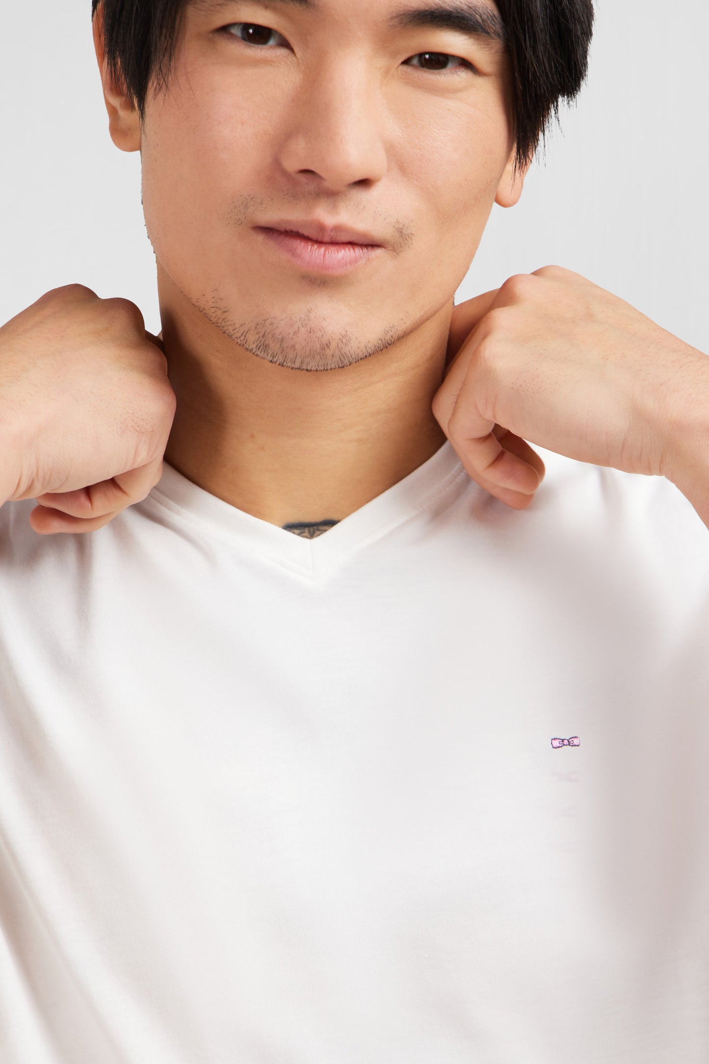 T-shirt blanc col V à manches courtes