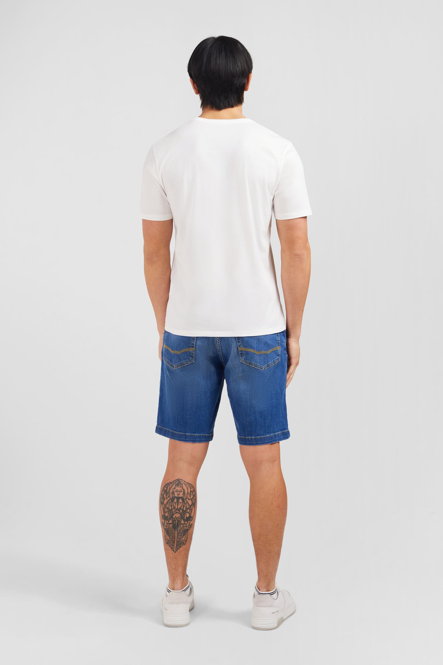 T-shirt blanc col V à manches courtes