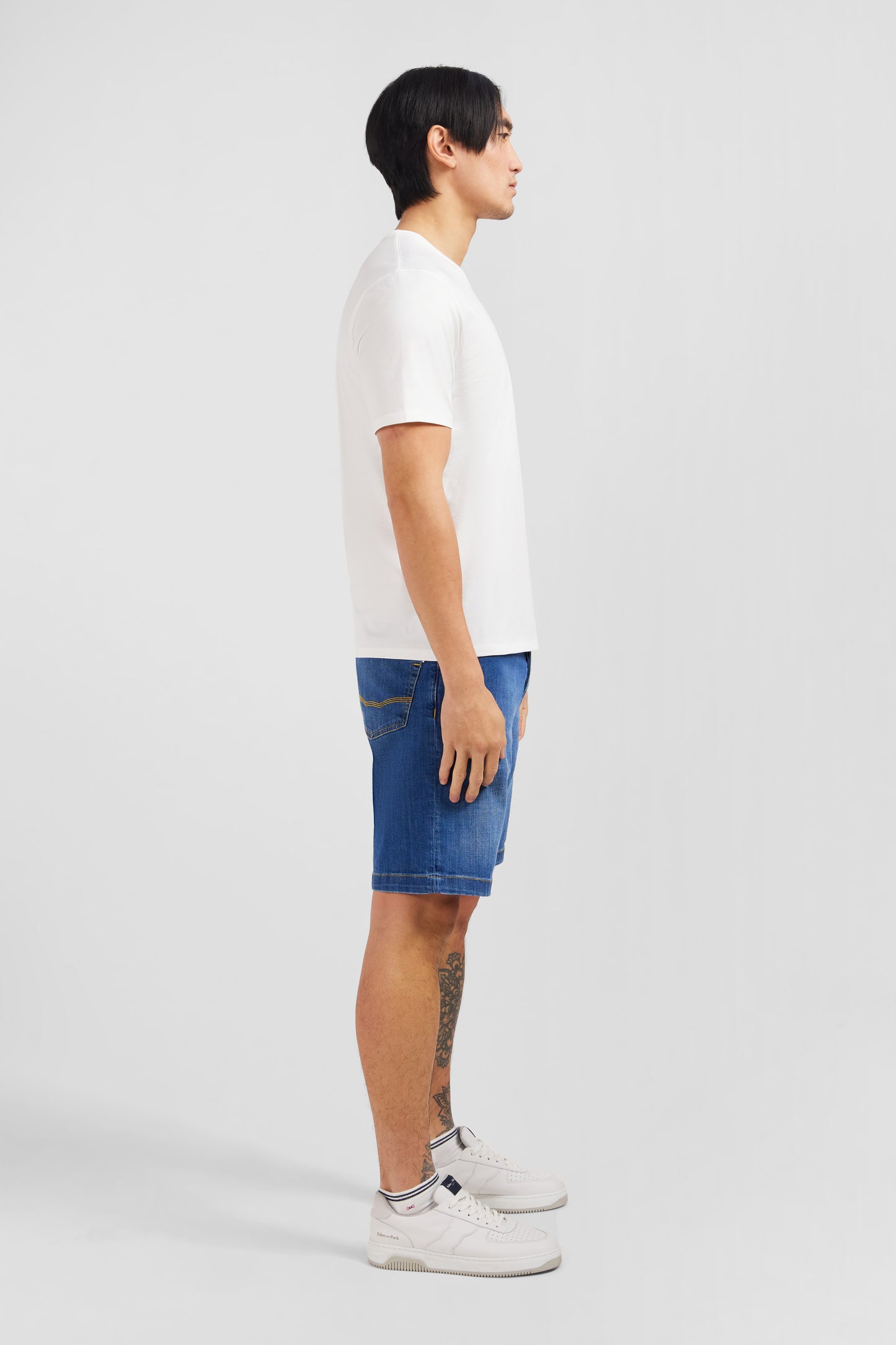 T-shirt blanc col V à manches courtes
