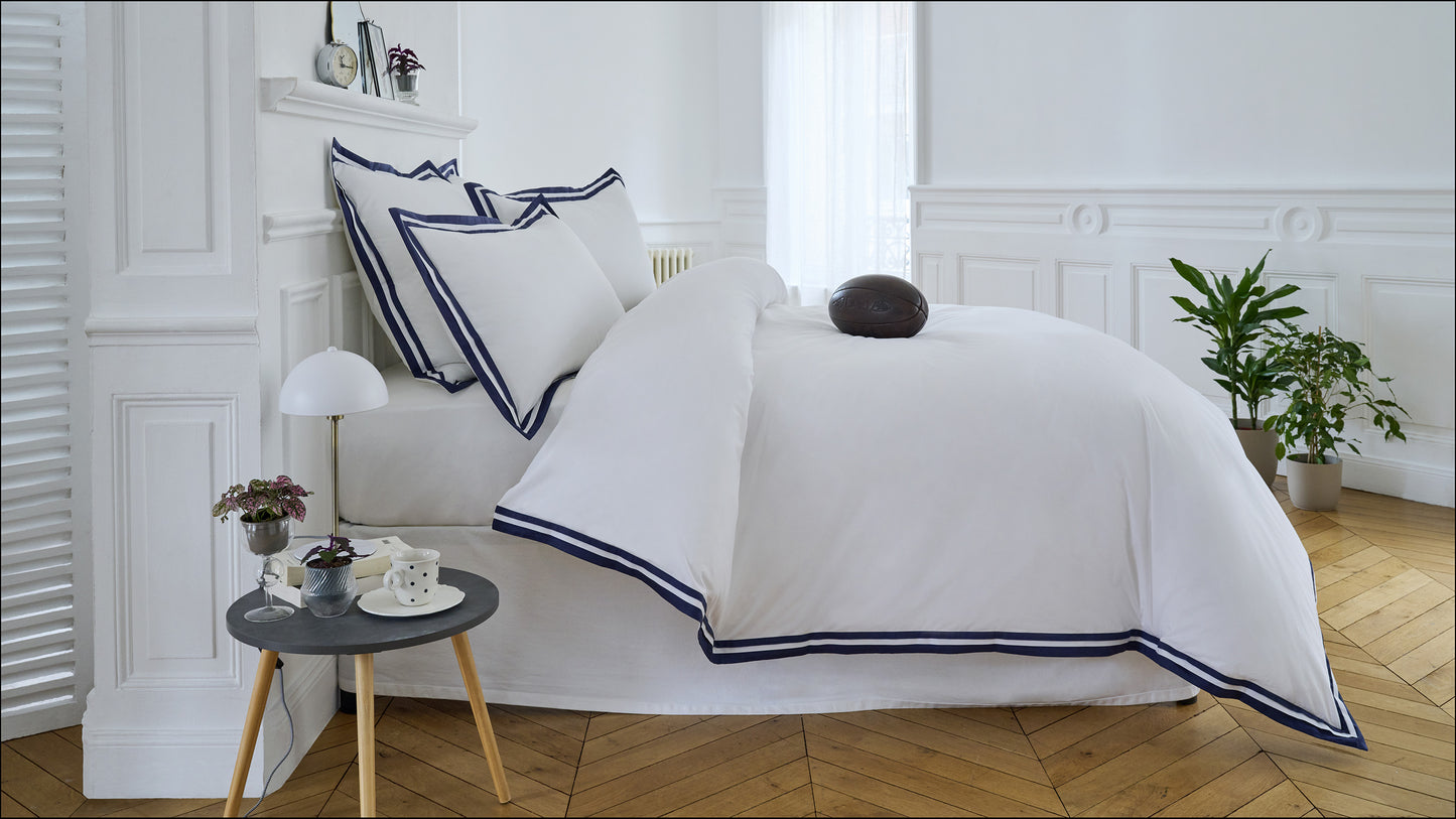 Comforter cover in white cotton percale with navy trim