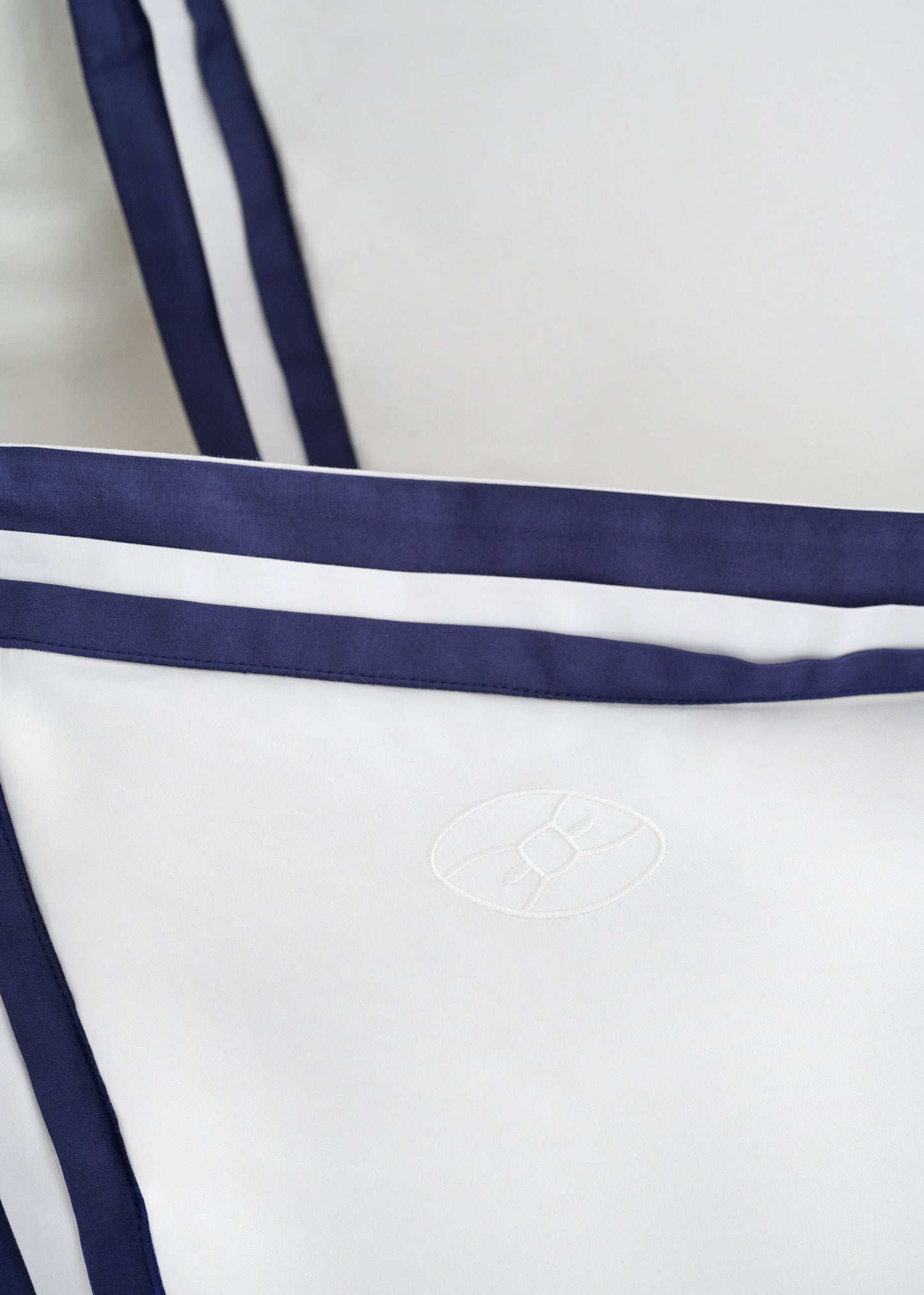 Set of square pillowcases in white cotton with navy trim