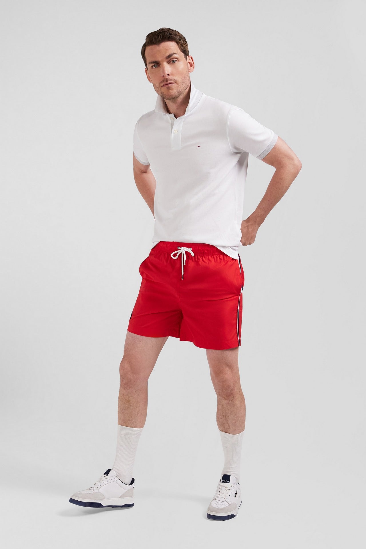 Short de bain uni détail bandes tricolores
