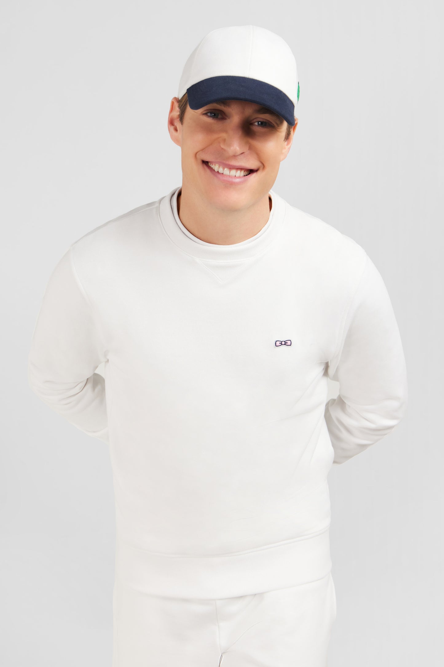 Sweatshirt à col rond en molleton blanc emblème nœud papillon