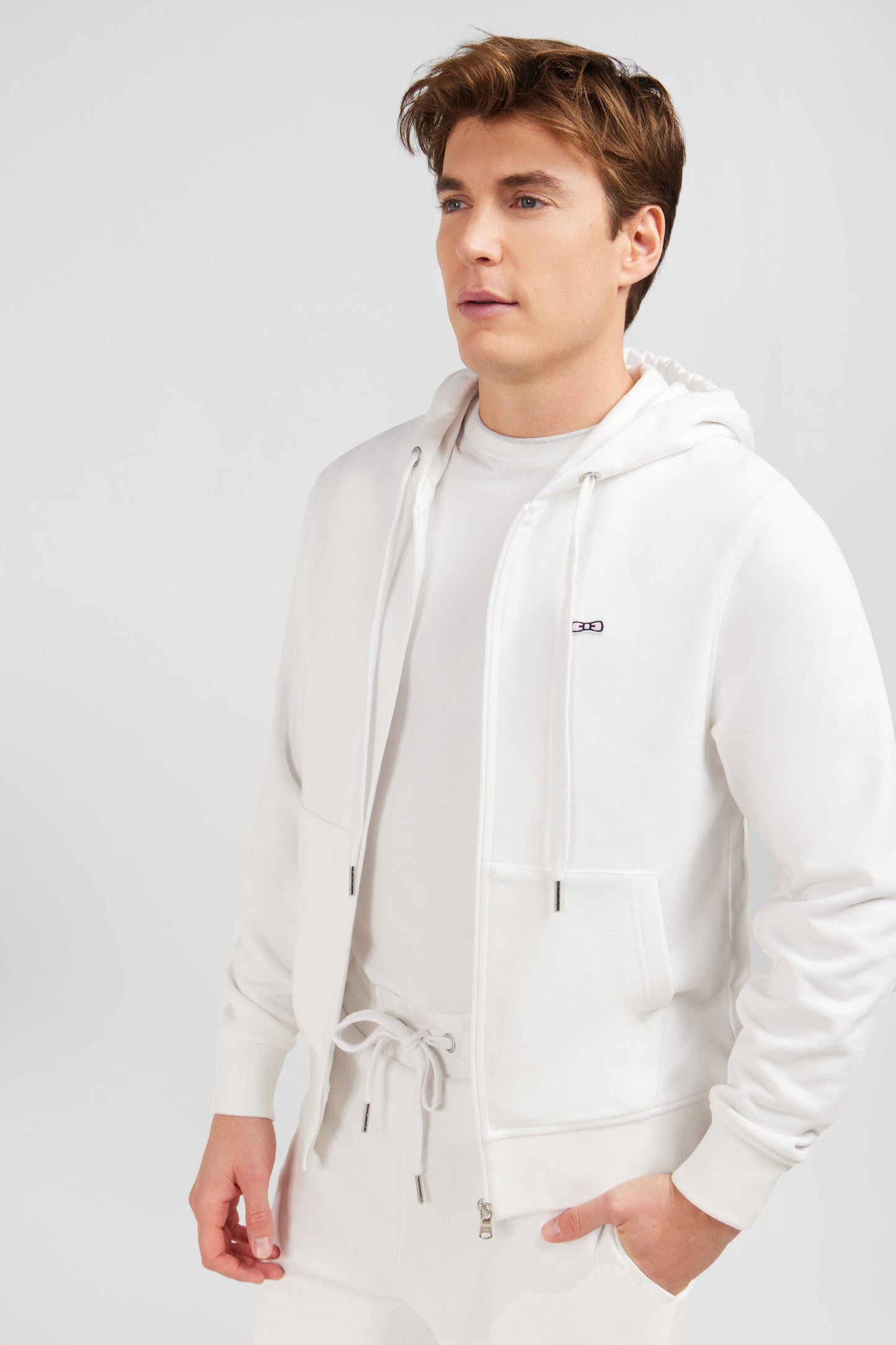 Sweatshirt à capuche en molleton blanc emblème nœud papillon - Image 2