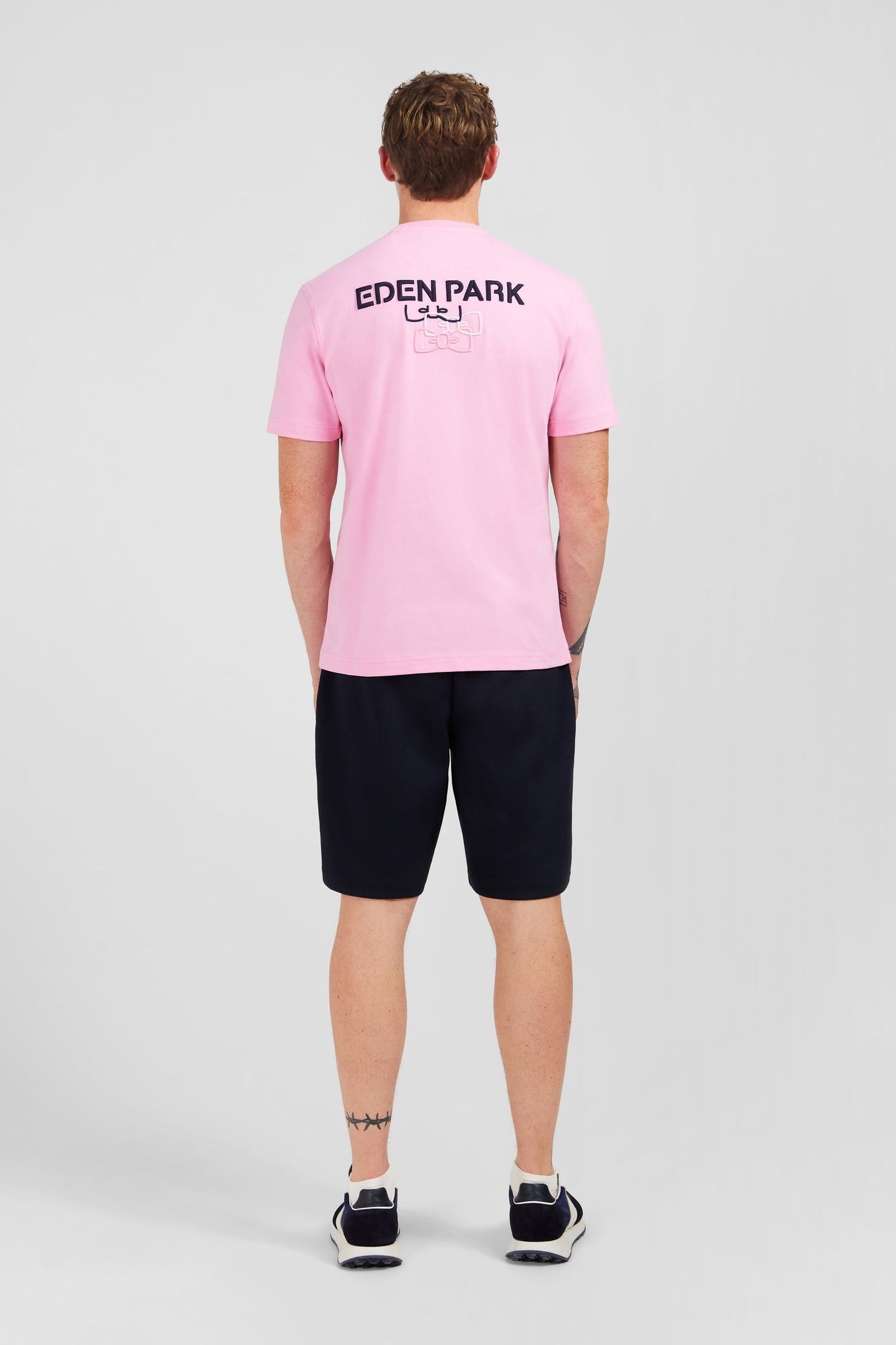 T-shirt manches courtes rose en coton emblème dos - Image 5