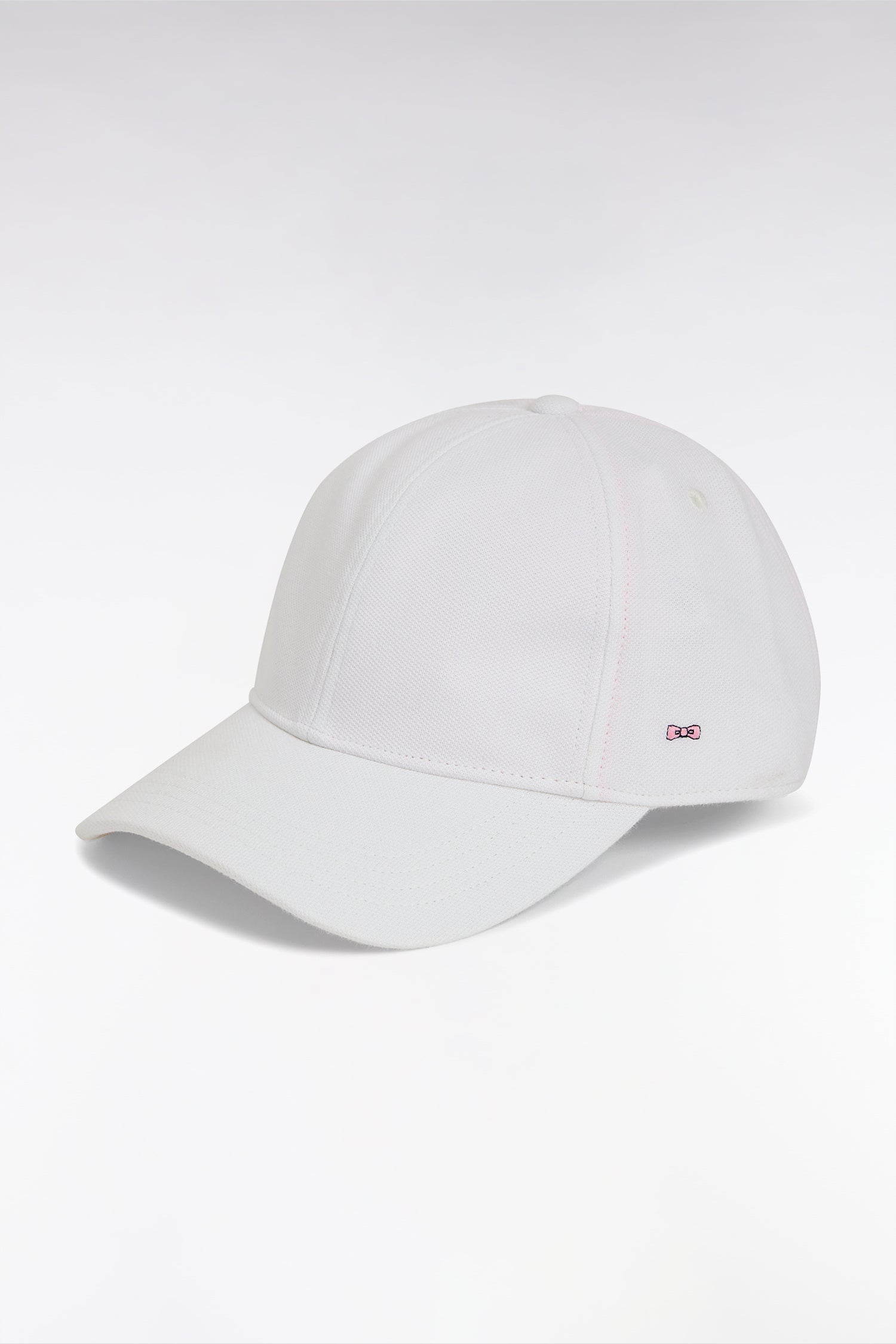 Casquette unie en piqué coton blanc broderie nœud papillon