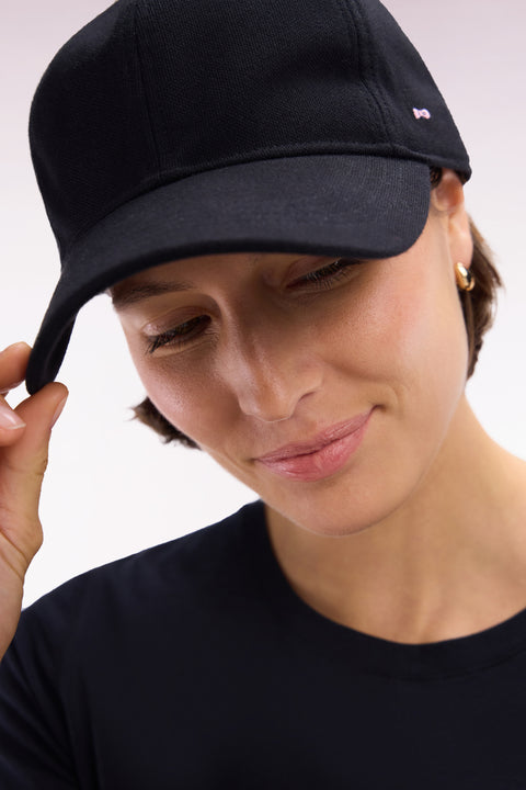 Casquette unie en piqué coton noir broderie nœud papillon - Image 1