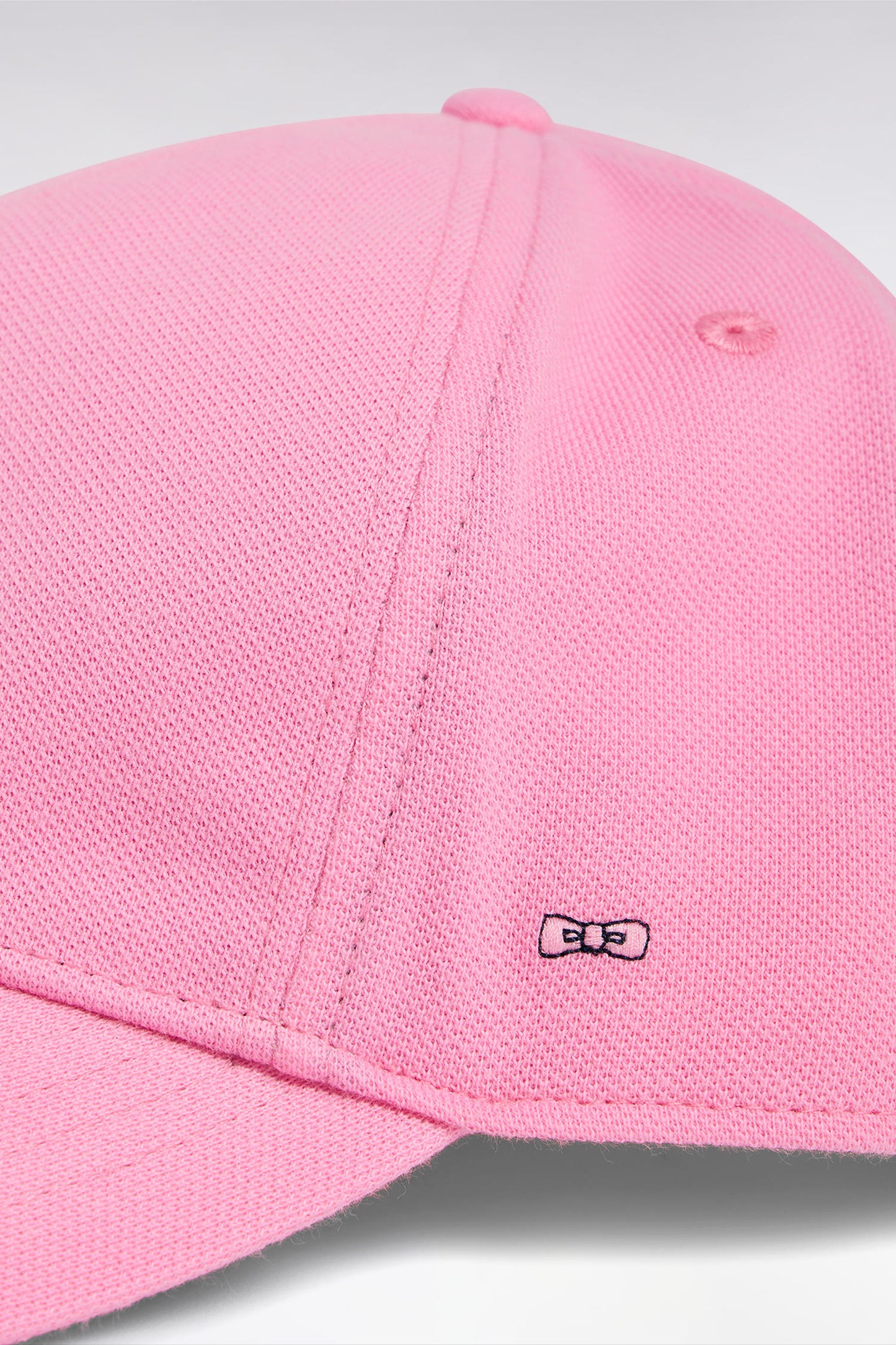 Casquette unie en piqué coton rose broderie nœud papillon