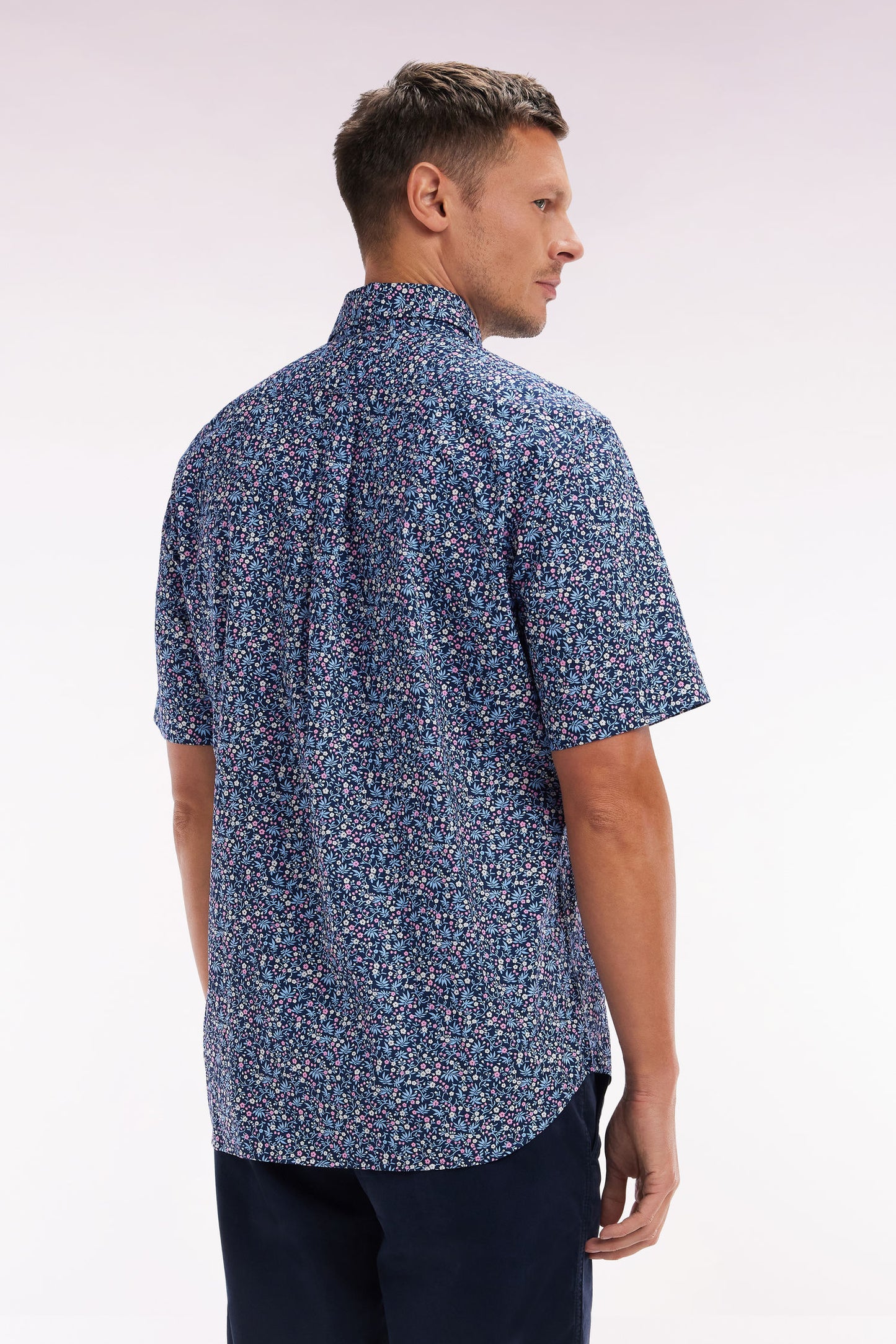 Chemise à manches courtes en coton marine microimprimé fleurs coupe droite