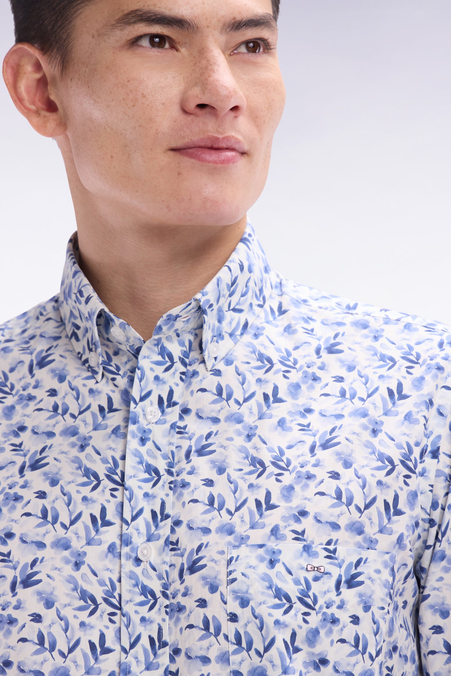 Straight short-sleeved blue shirt in cotton poplin with vegetal print