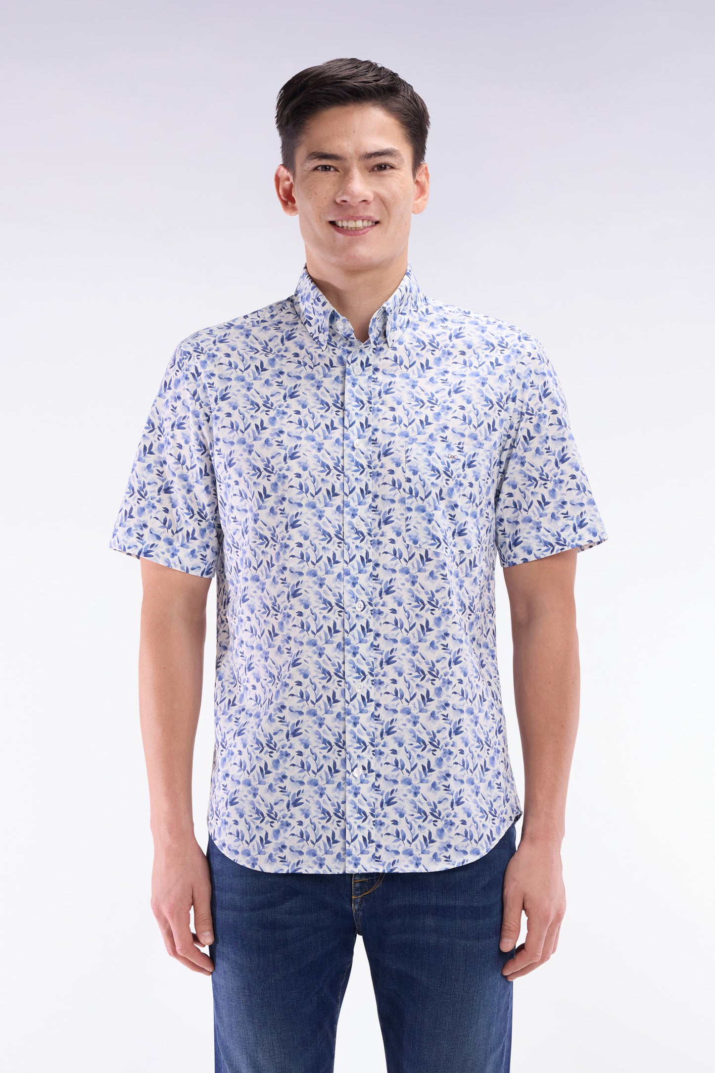 Straight short-sleeved blue shirt in cotton poplin with vegetal print