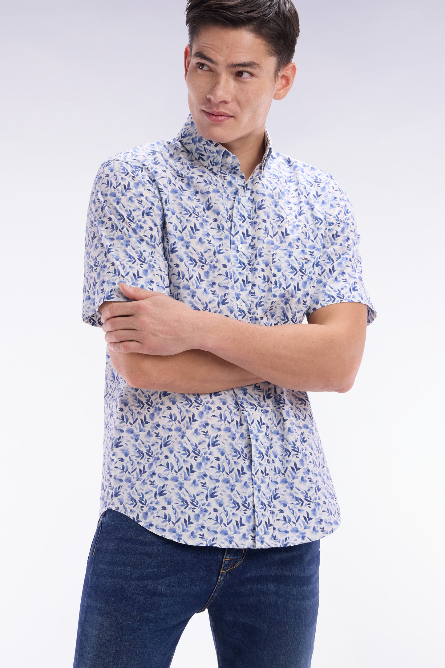 Straight short-sleeved blue shirt in cotton poplin with vegetal print