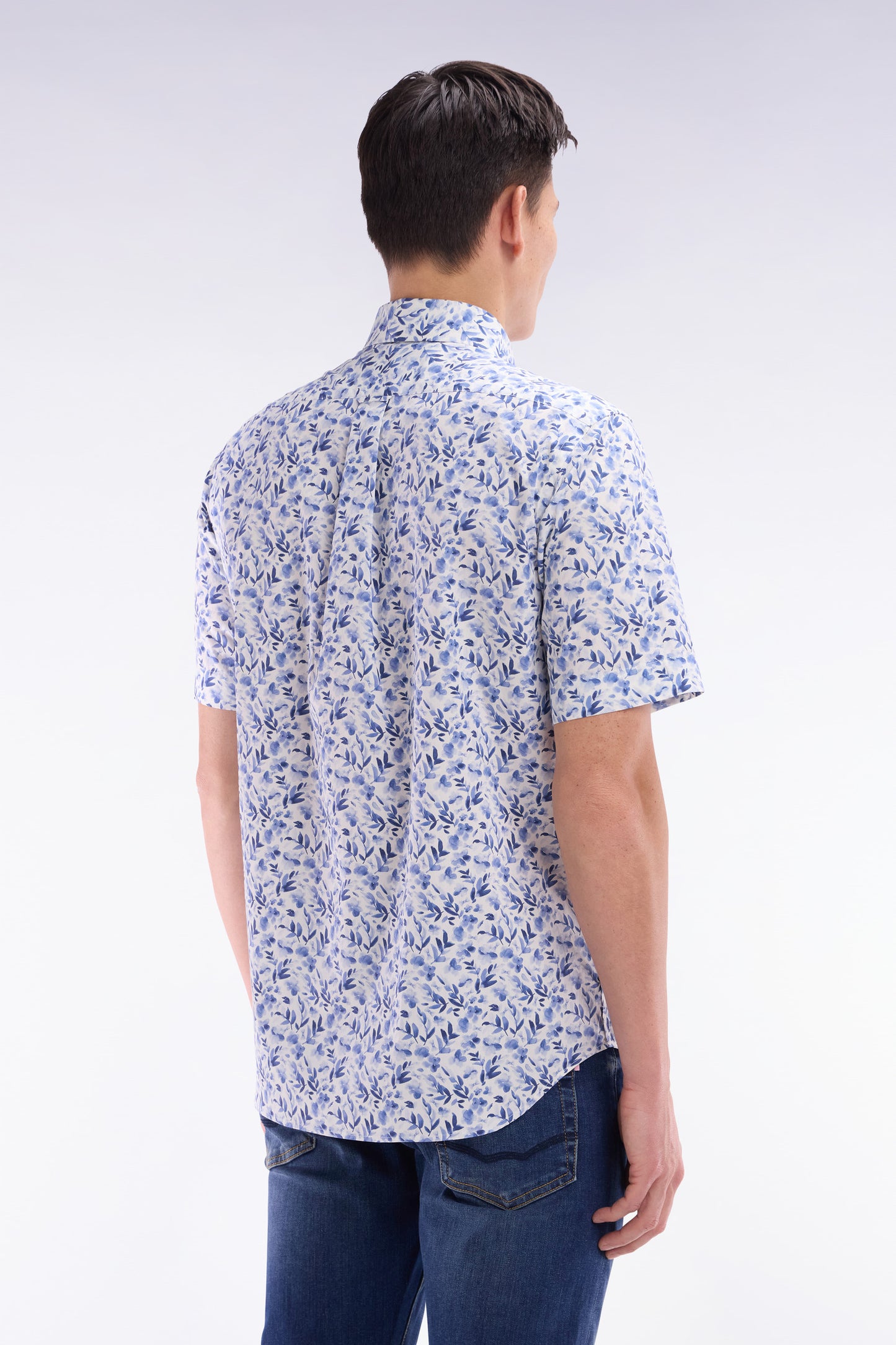 Straight short-sleeved blue shirt in cotton poplin with vegetal print
