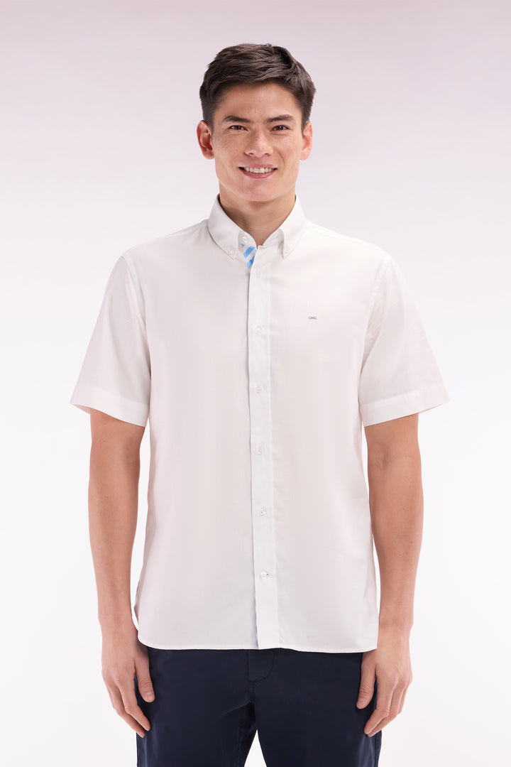 Chemise à manches courtes en coton blanc broderie et patte de boutonnage cerclées coupe droite