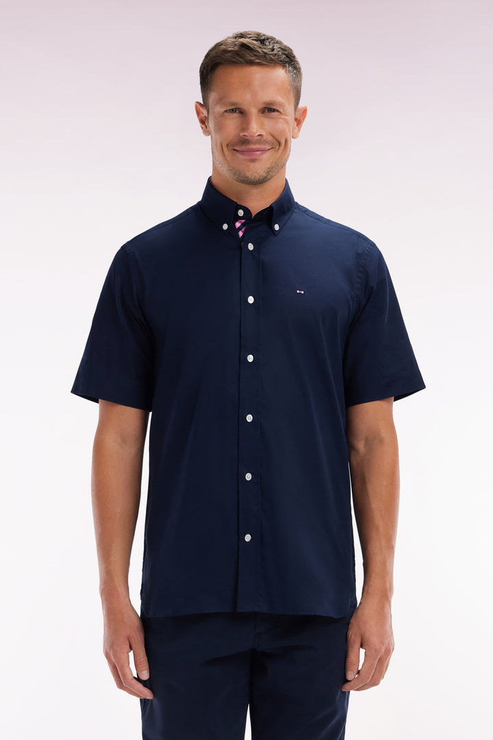 Chemise à manches courtes en coton marine broderie et patte de boutonnage cerclées coupe droite