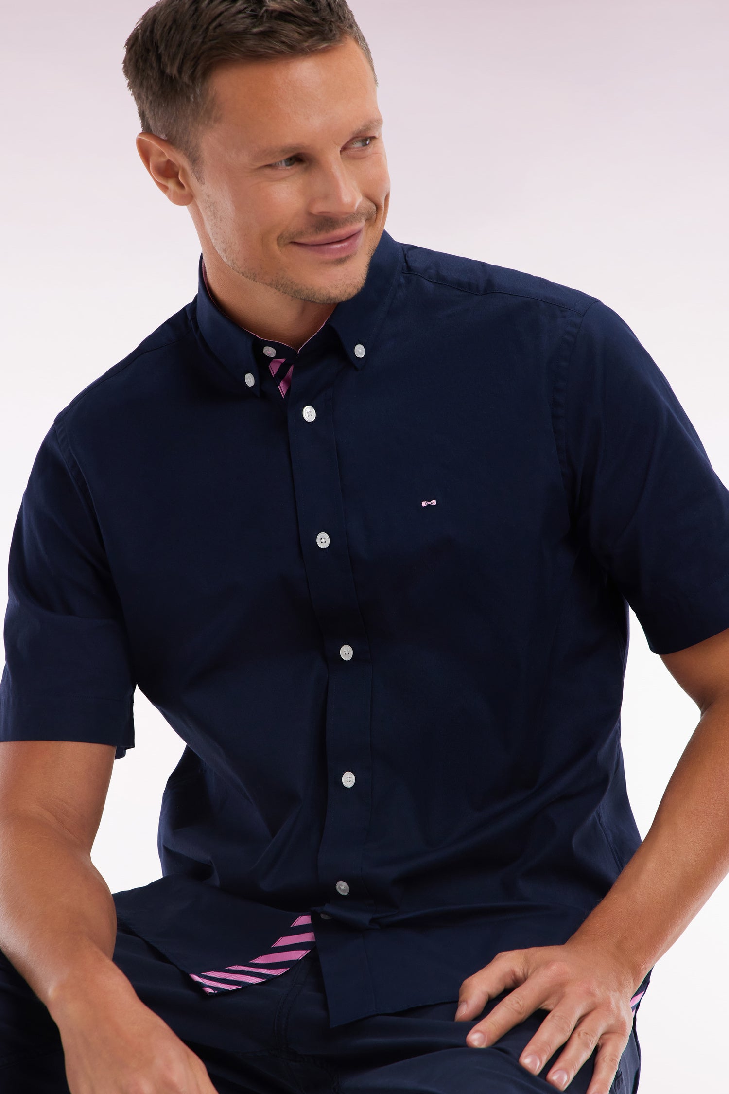 Chemise à manches courtes en coton marine broderie et patte de boutonnage cerclées coupe droite