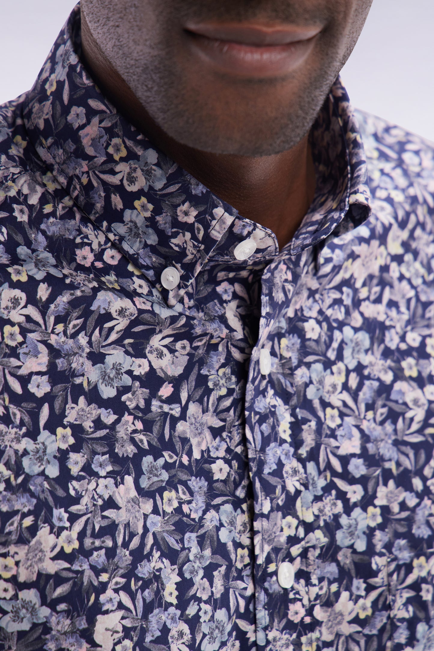 Chemise à manches courtes en popeline de coton Pima gris foncé micromotif floral coupe droite