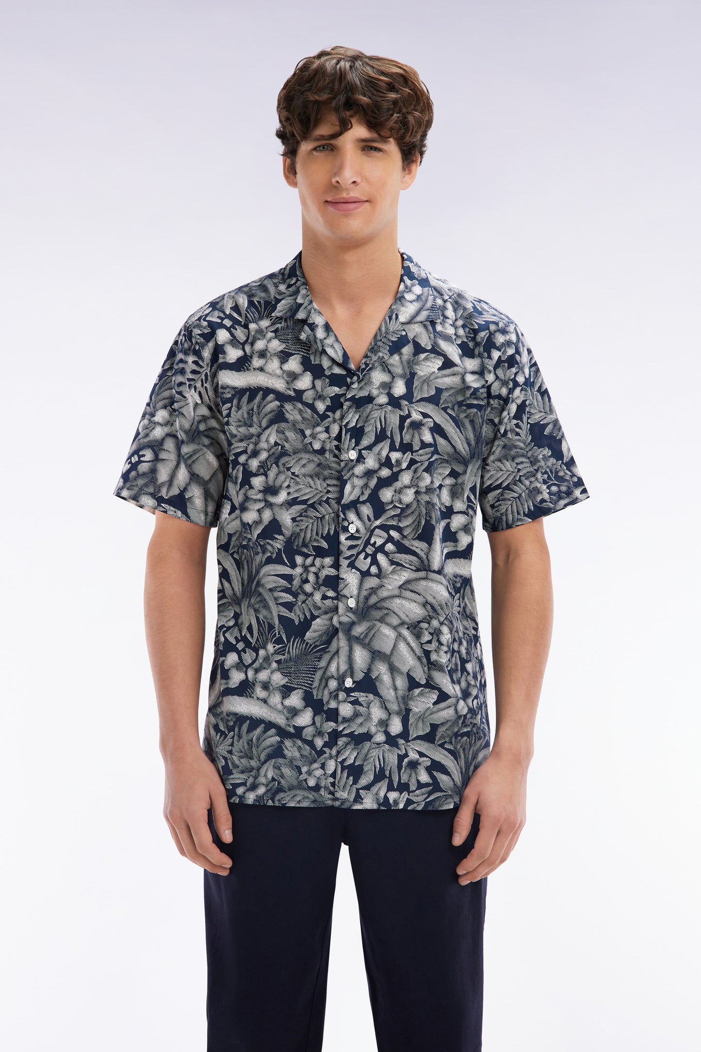 Slim fitted short-sleeved navy shirt in cotton with jungle print