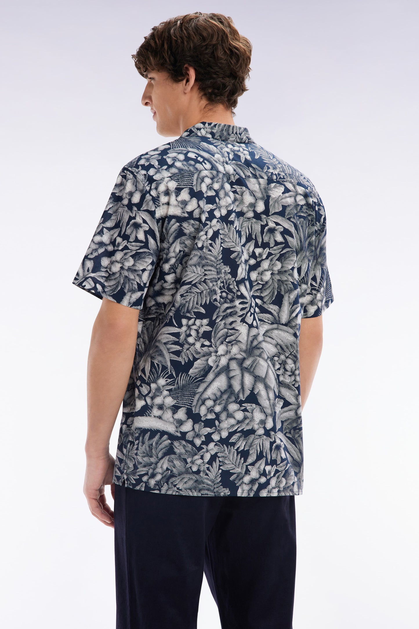 Slim fitted short-sleeved navy shirt in cotton with jungle print