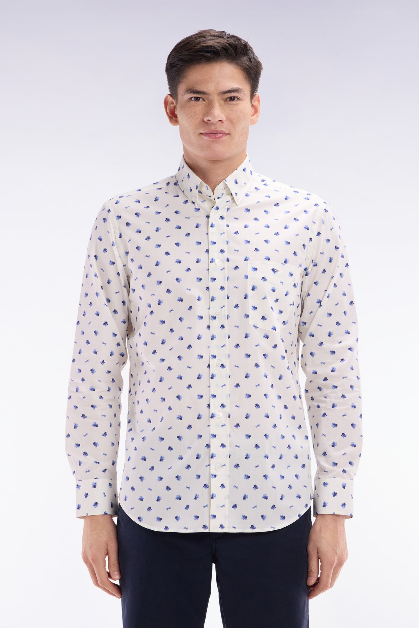 Chemise à micromotifs nœuds marine en coton écru coupe droite