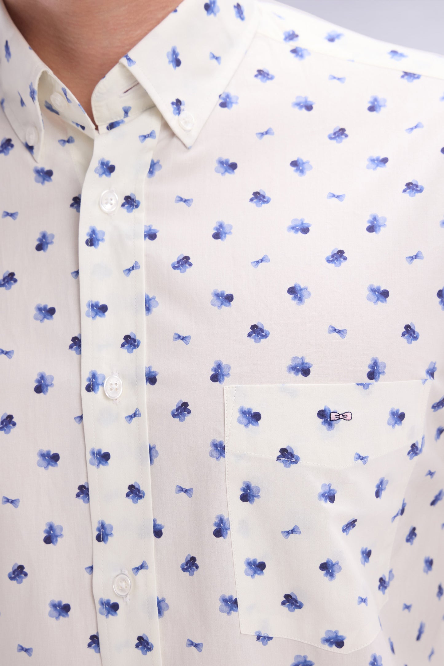 Chemise à micromotifs nœuds marine en coton écru coupe droite
