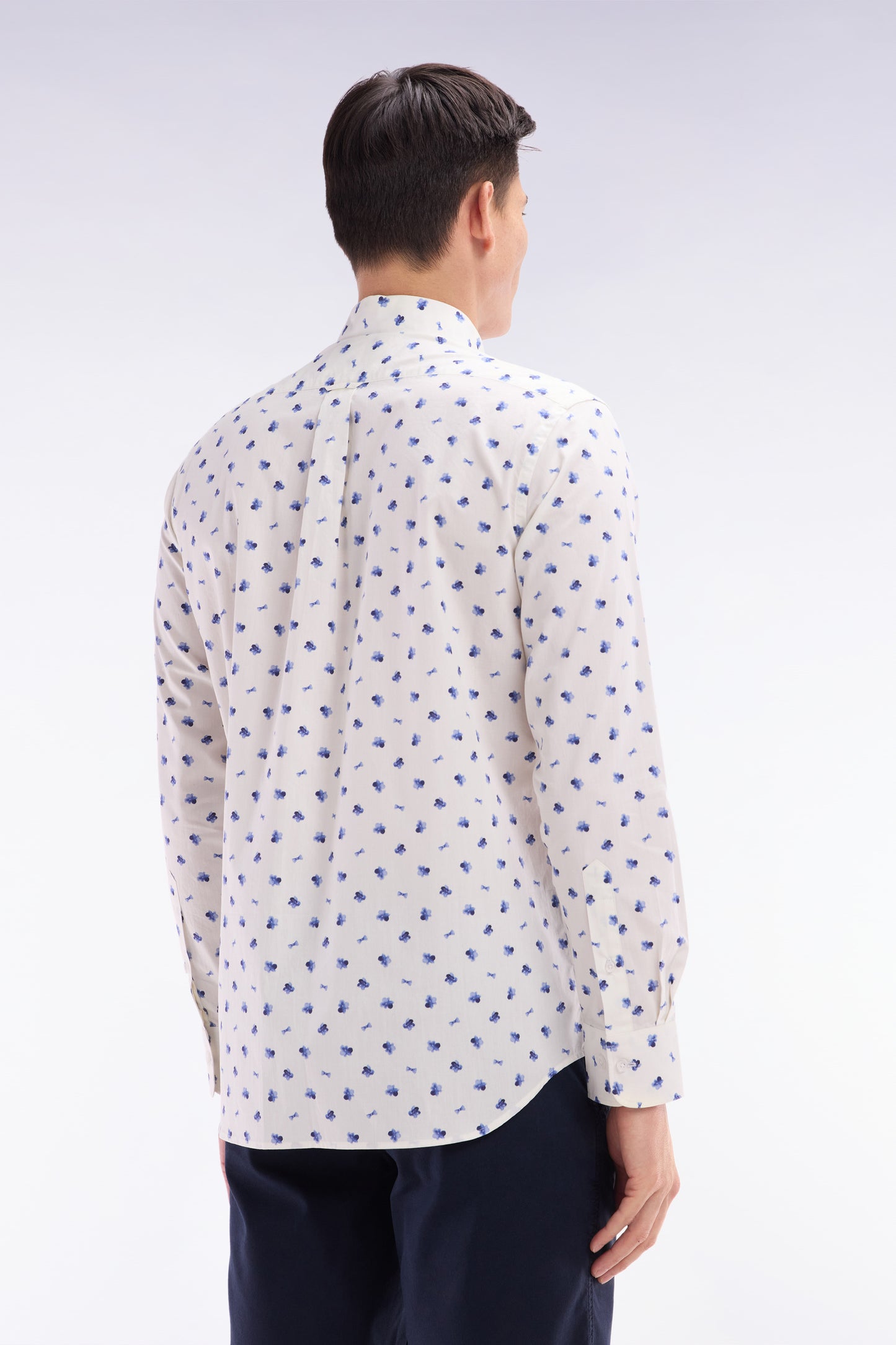 Chemise à micromotifs nœuds marine en coton écru coupe droite