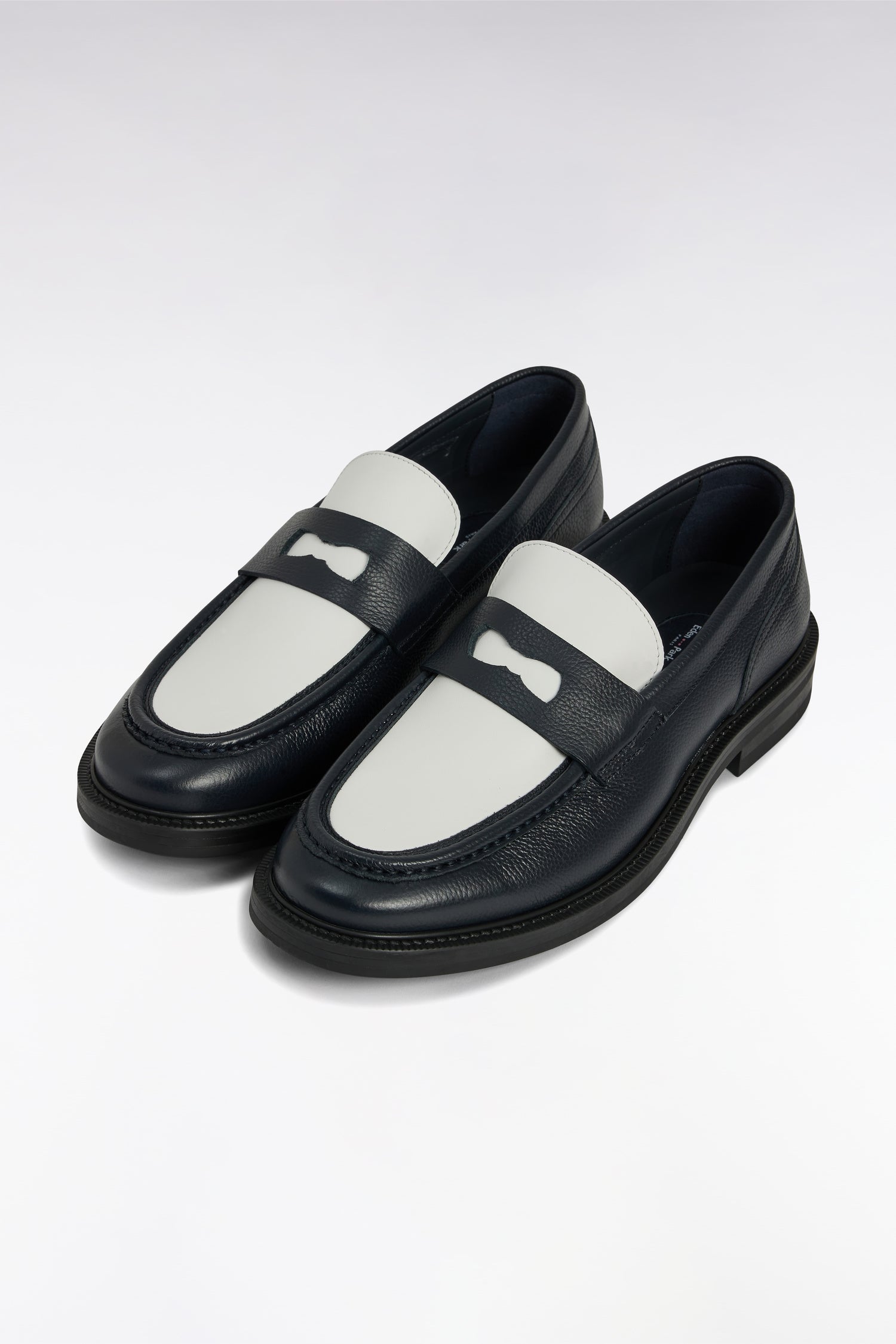 Mocassins bicolores en cuir grainé noirs et blancs