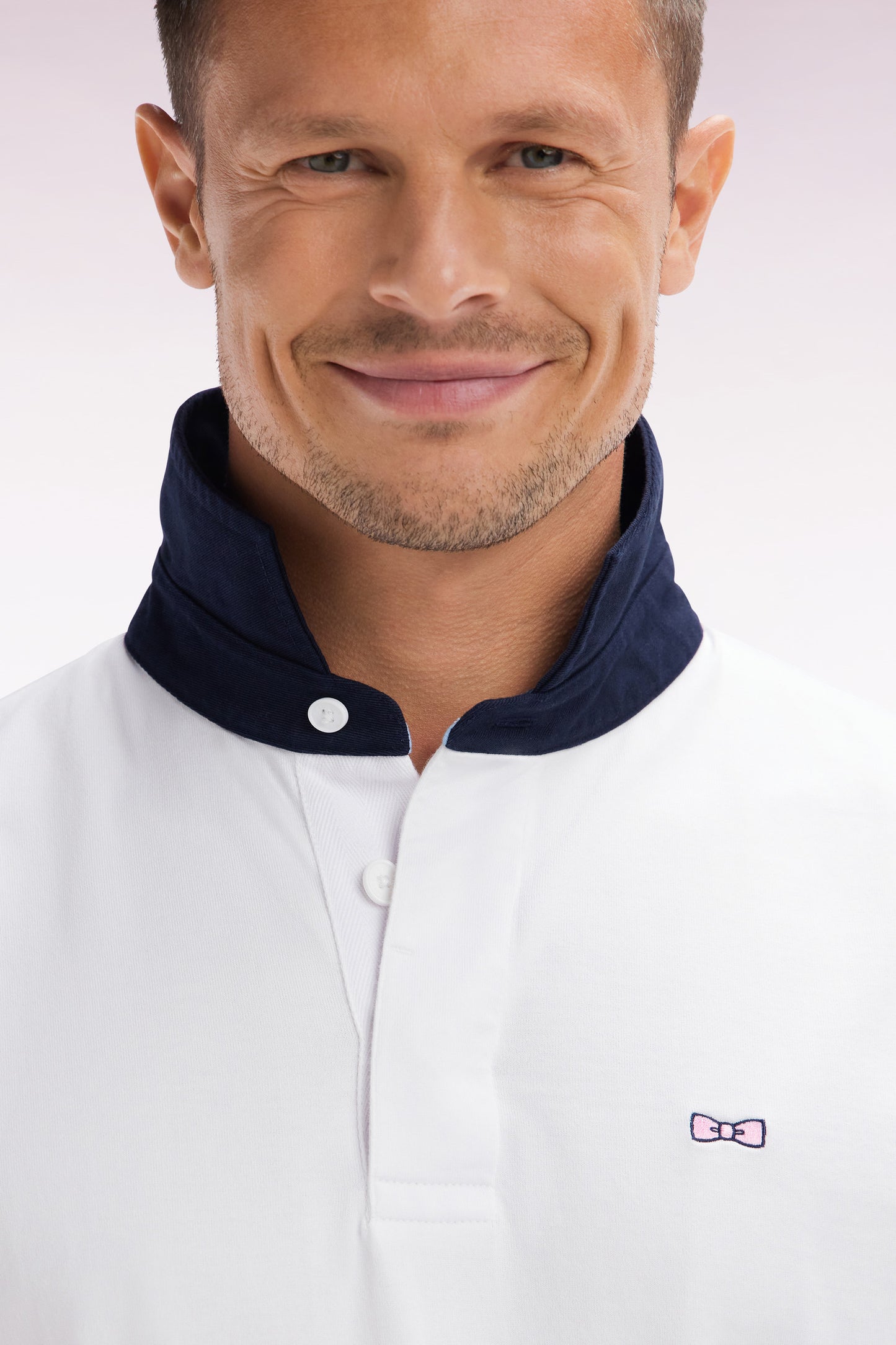 Straight-cut short-sleeved rugby shirt in navy and white cotton with back embroidery