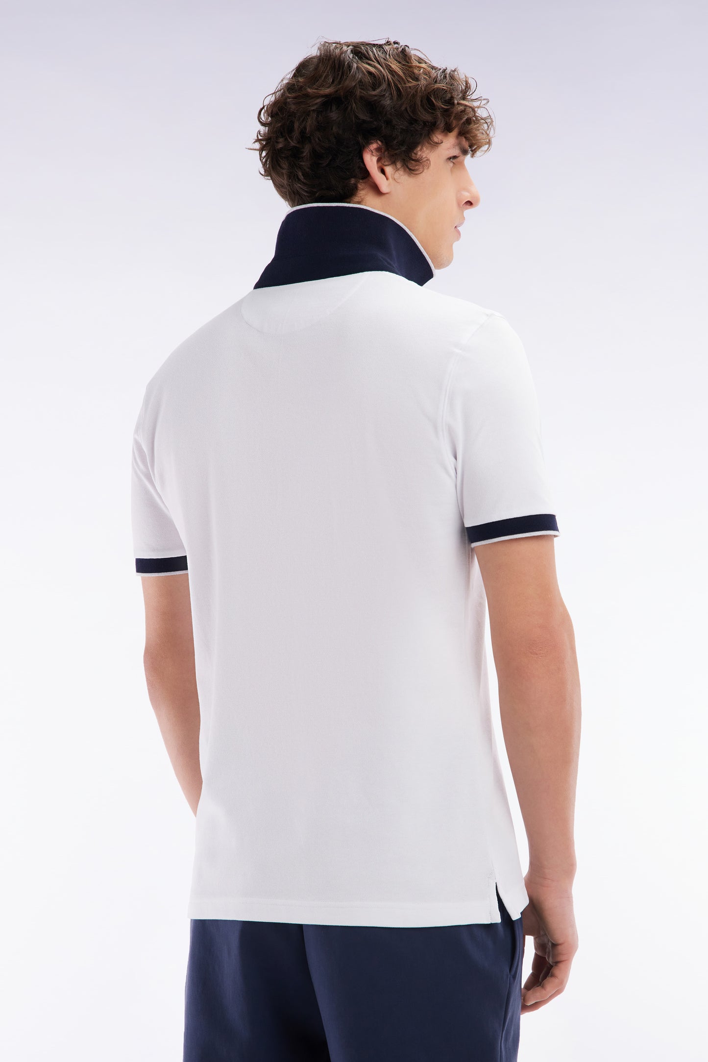 Slim-fit plain short-sleeved polo shirt in white stretch cotton with contrasting piping
