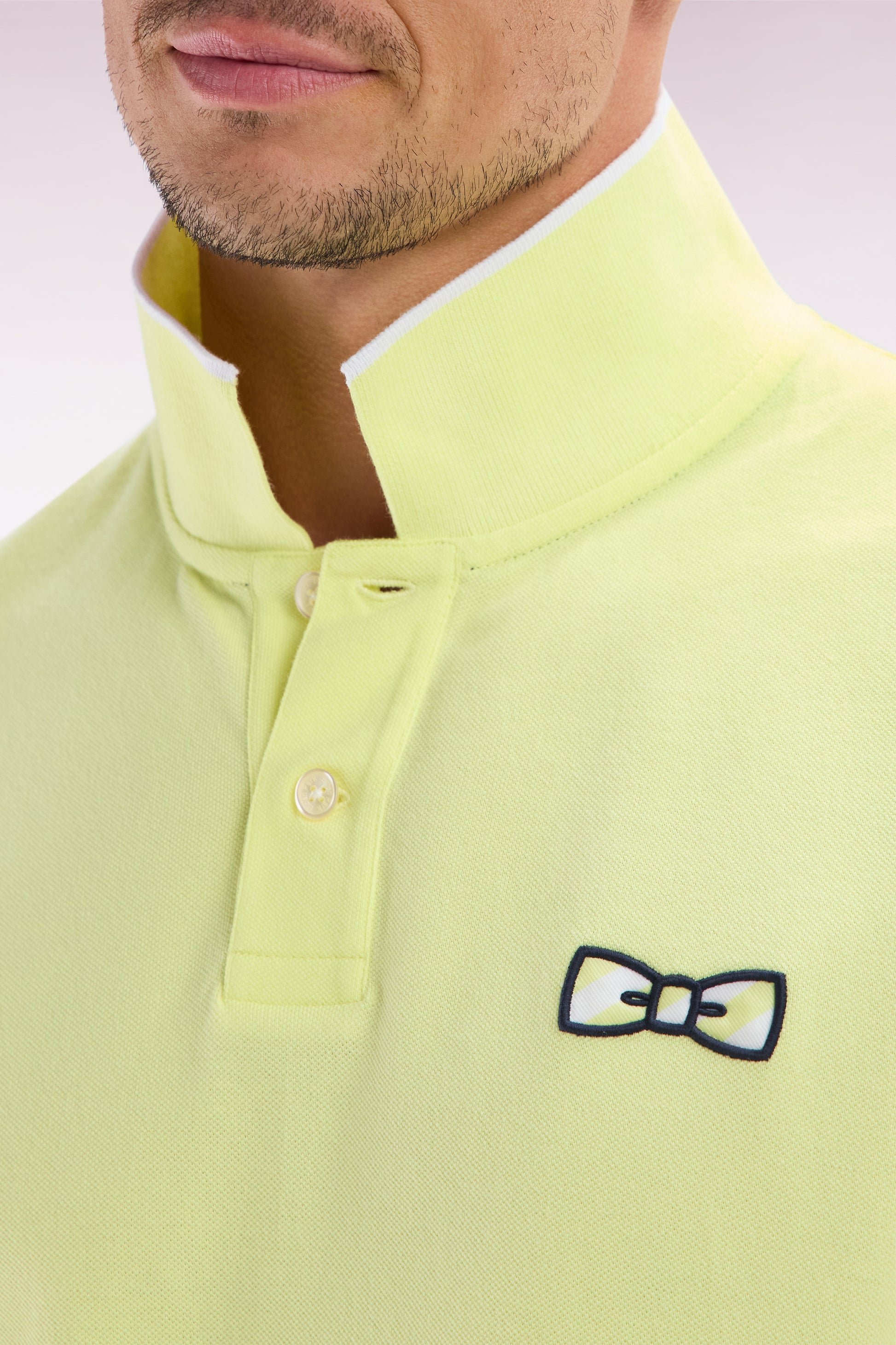 Polo à manches courtes en coton jaune broderie ton sur ton coupe décontractée