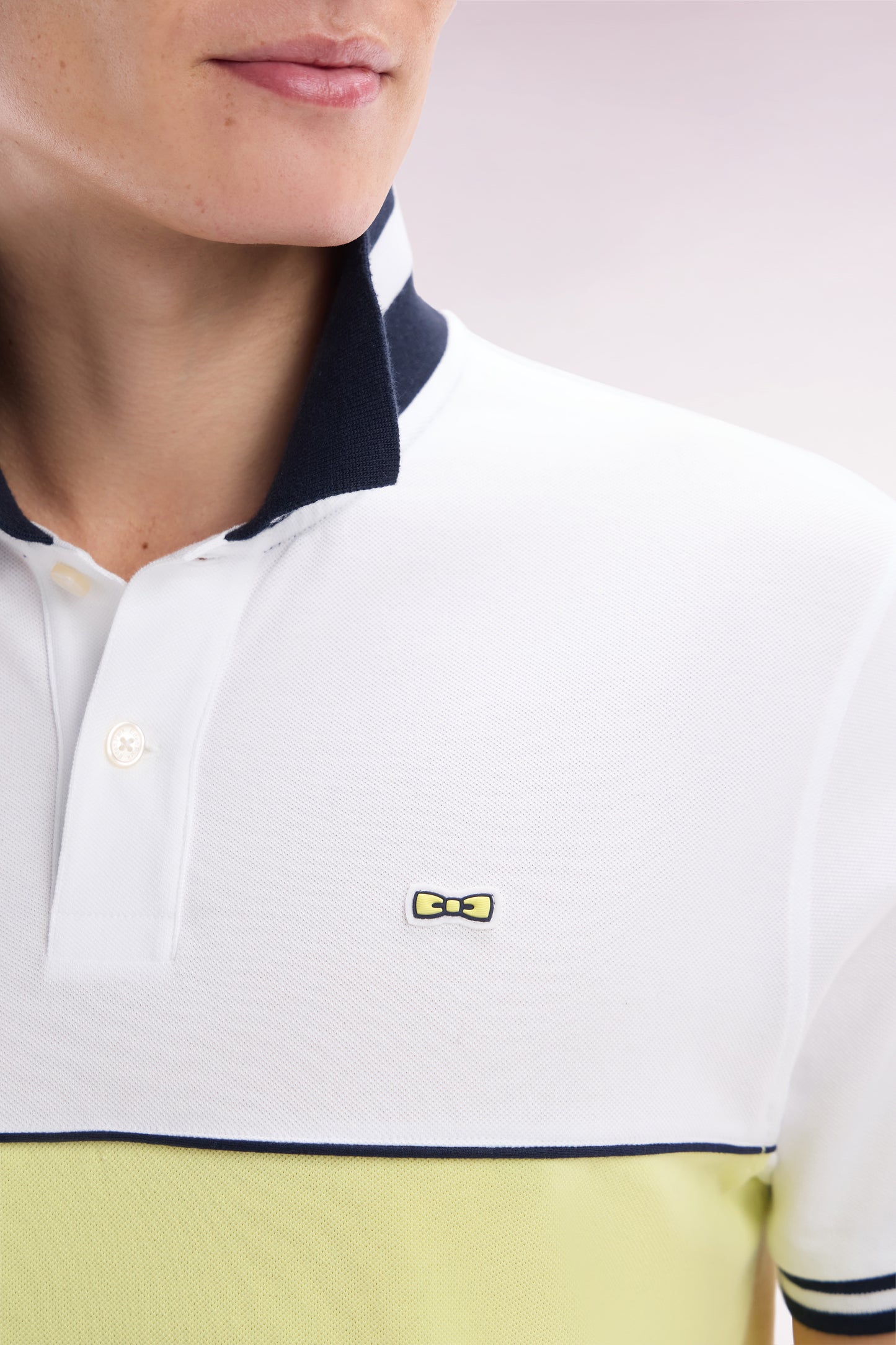 Relaxed-fit two-tone short-sleeved polo shirt in yellow and white cotton