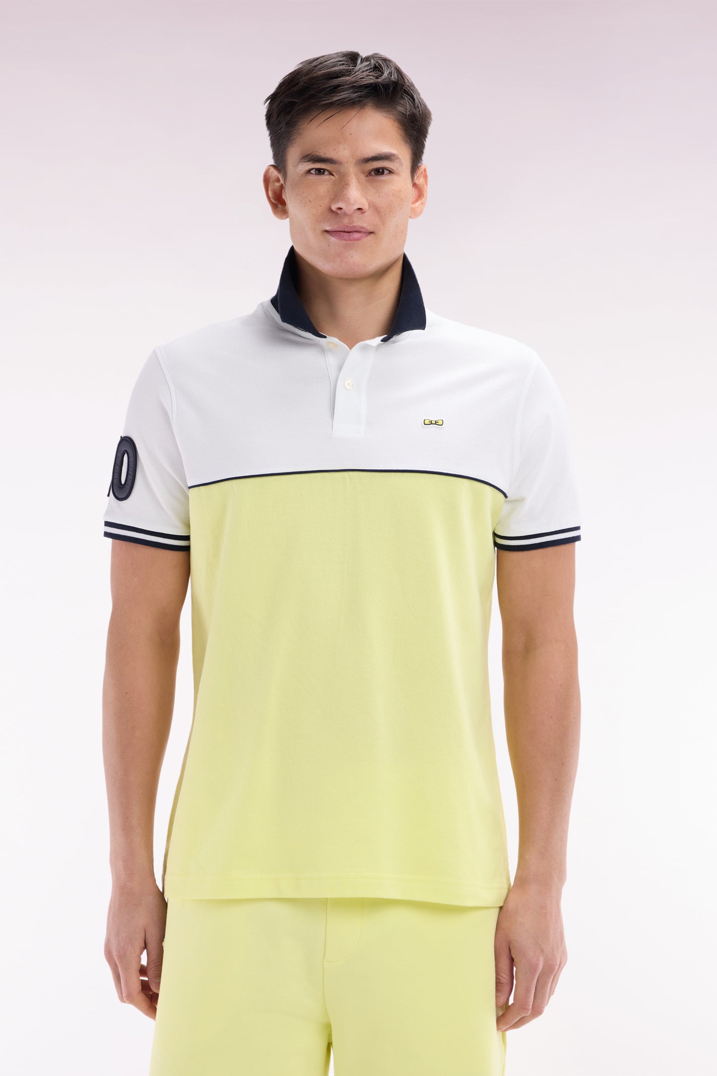 Relaxed-fit two-tone short-sleeved polo shirt in yellow and white cotton