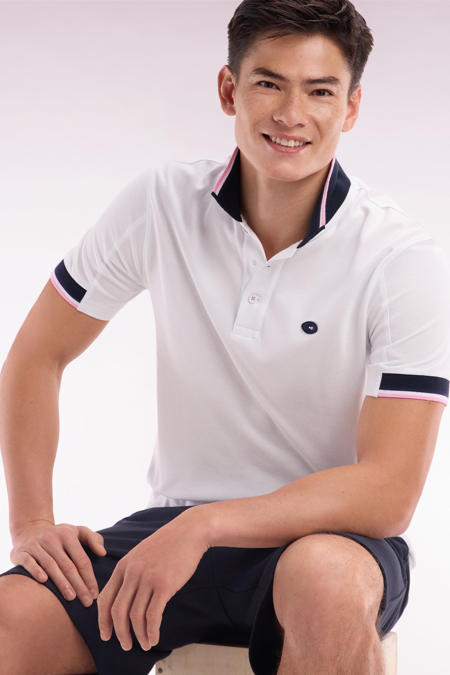 Straight-cut short-sleeved polo shirt in white cotton with two-tone ribbed edges