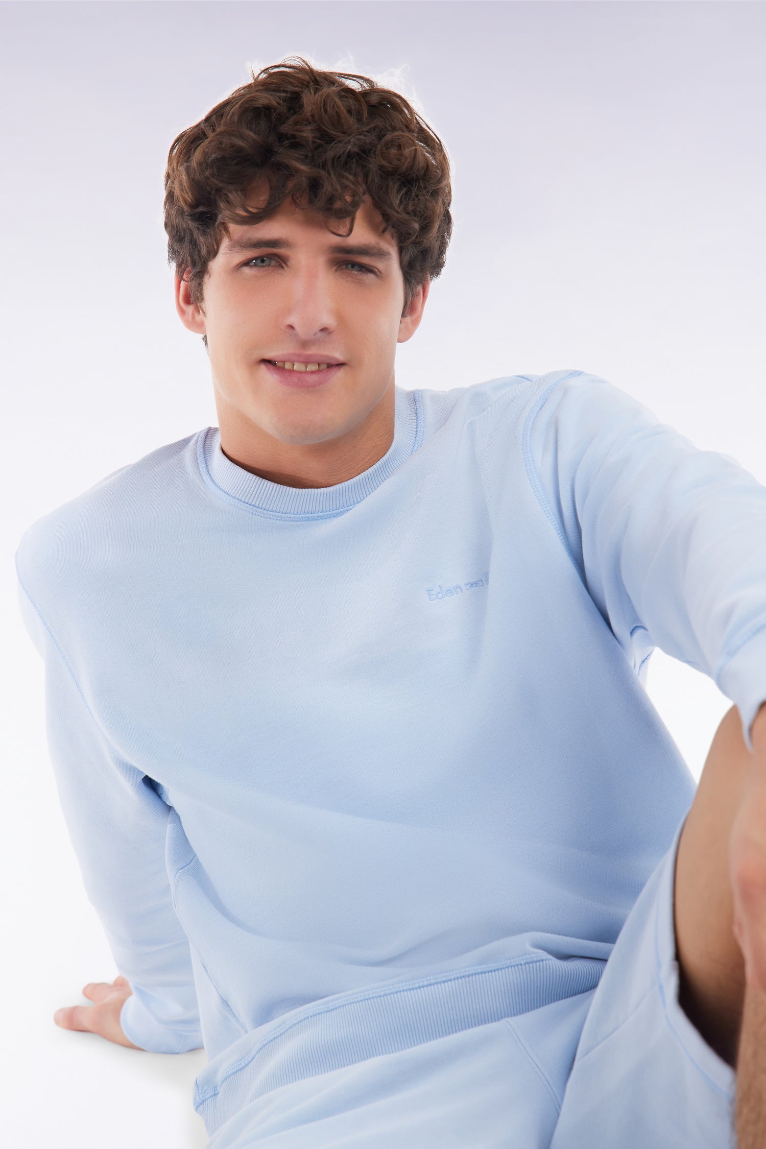 Sweatshirt surteint à col rond en molleton coton ciel coupe décontractée