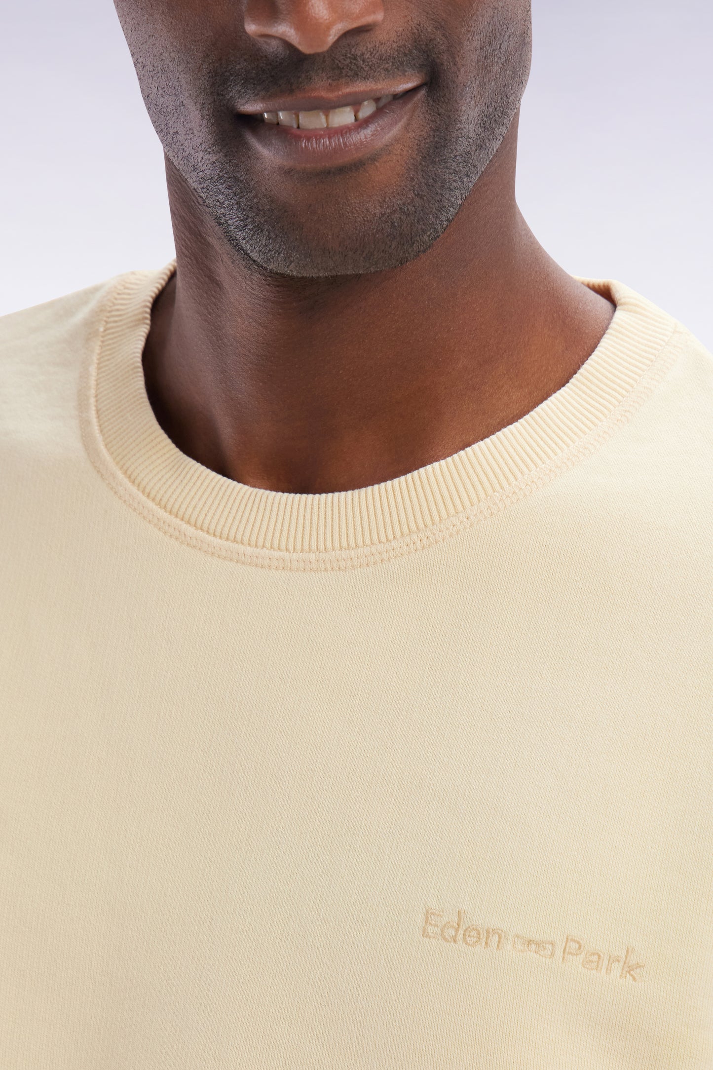 Sweatshirt surteint à col rond en molleton coton ocre coupe décontractée