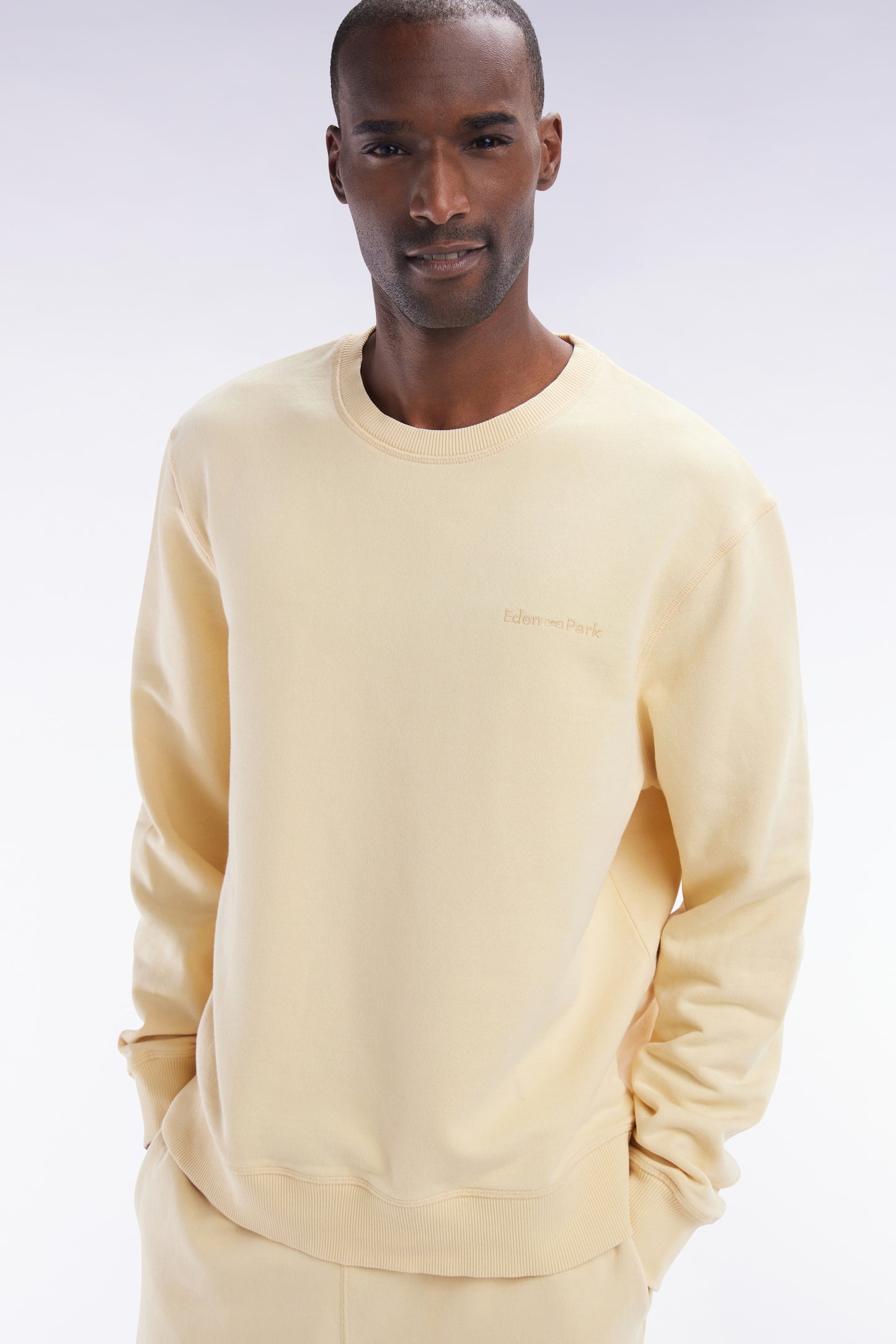 Sweatshirt surteint à col rond en molleton coton ocre coupe décontractée