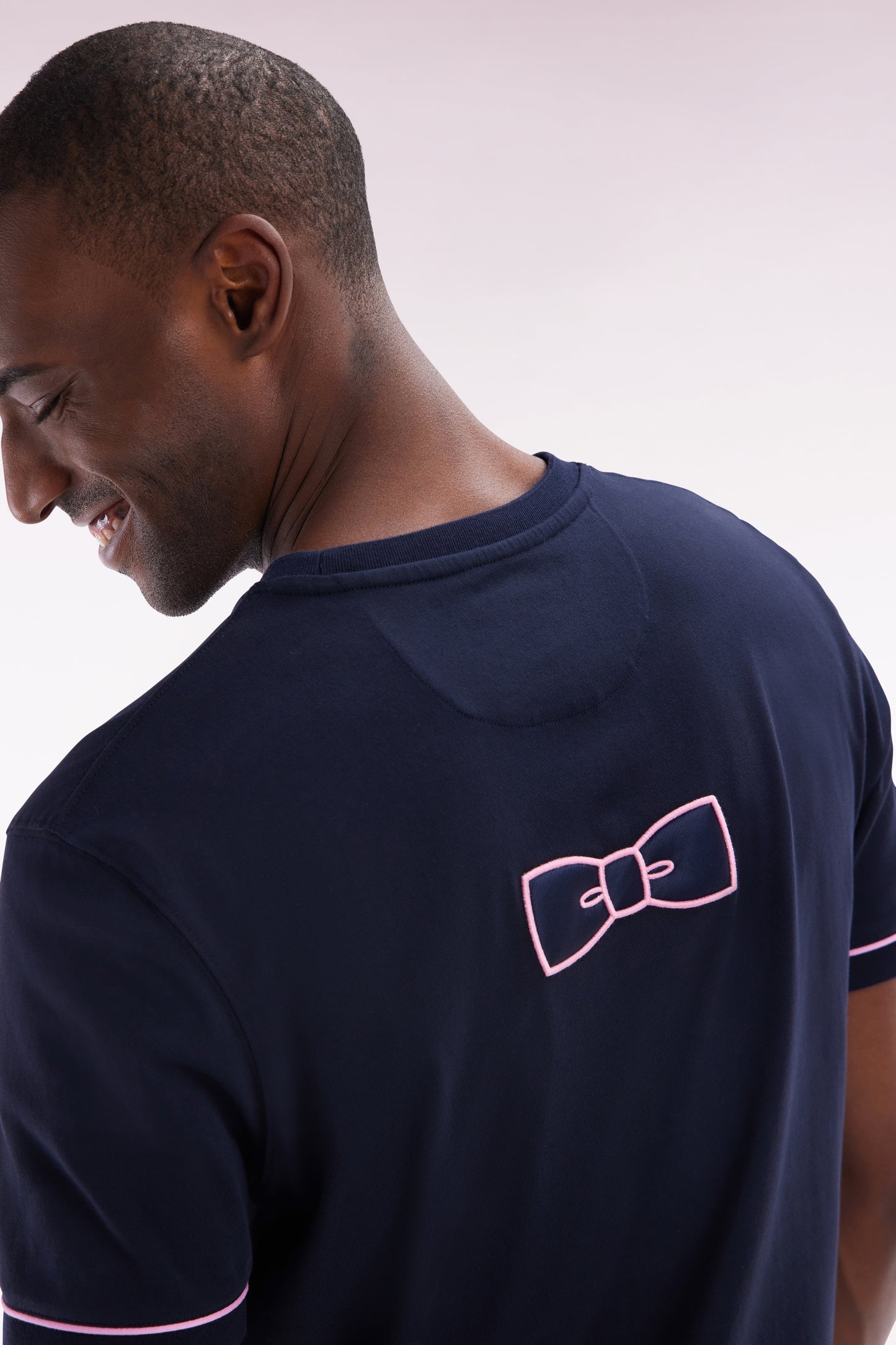 Straight-fit navy cotton T-shirt with embroidery and bow tie badge