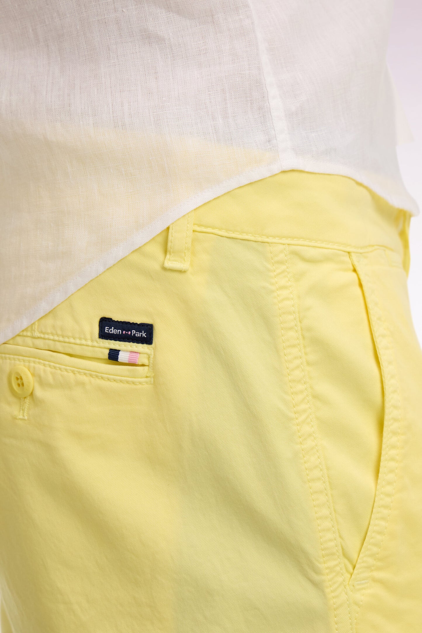 Pantalon chino regular en coton stretch jaune clair