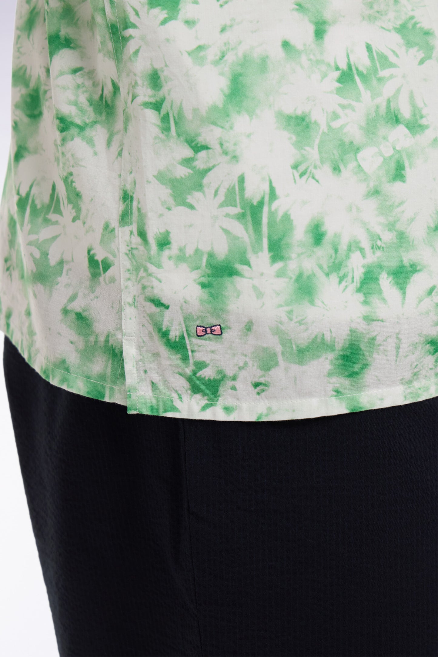 Chemise à manches courtes en popeline de coton à motif floral vert coupe slim