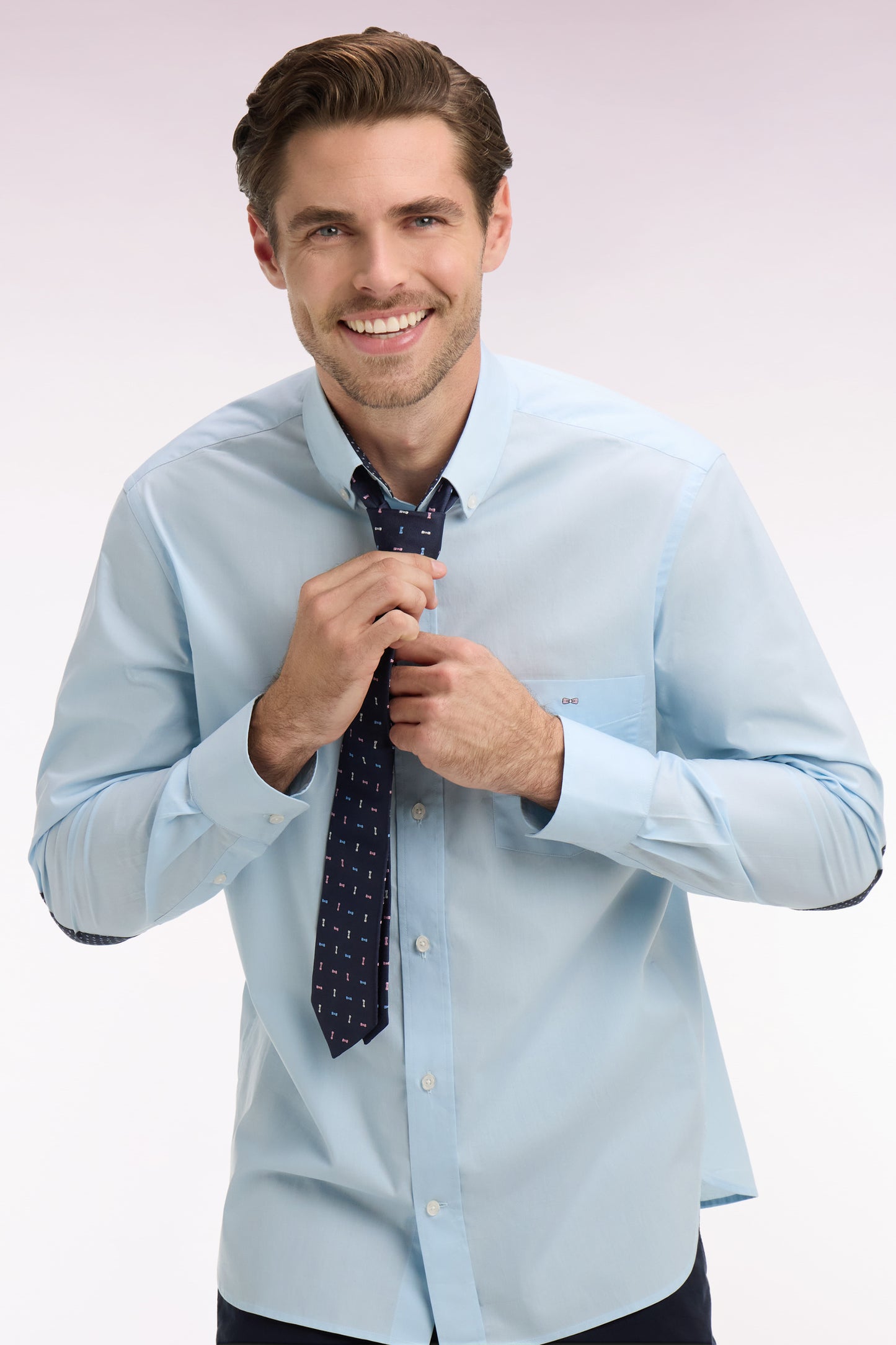 Chemise en coton bleu ciel à coudières imprimées