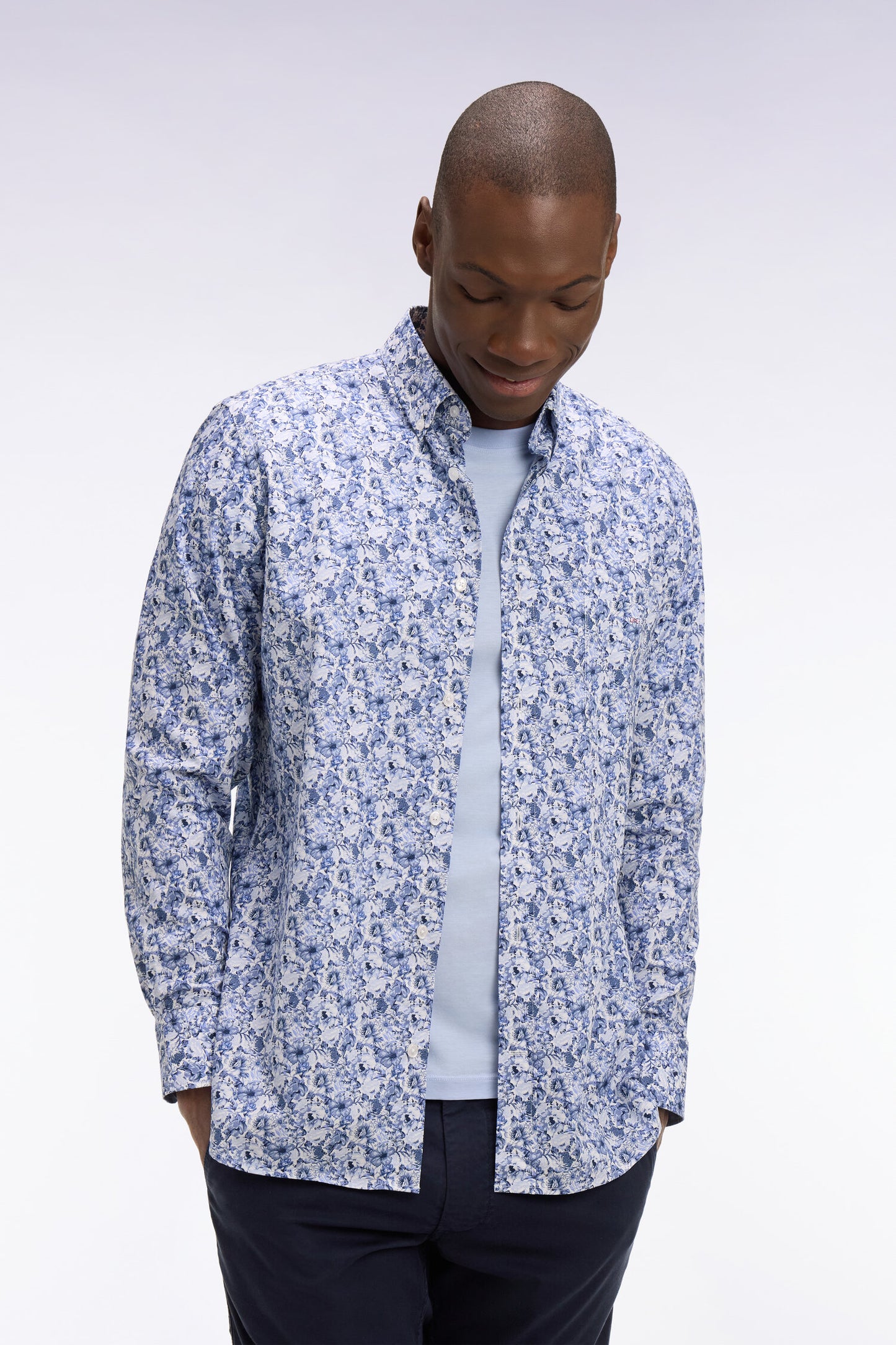 Chemise en popeline de coton bleu à motif floral