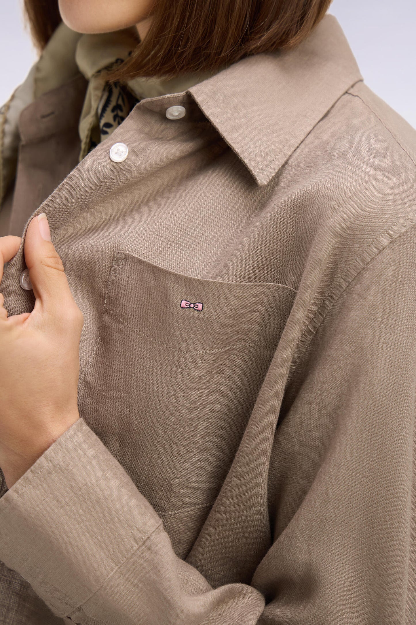 Chemise en lin beige à poches plaquées
