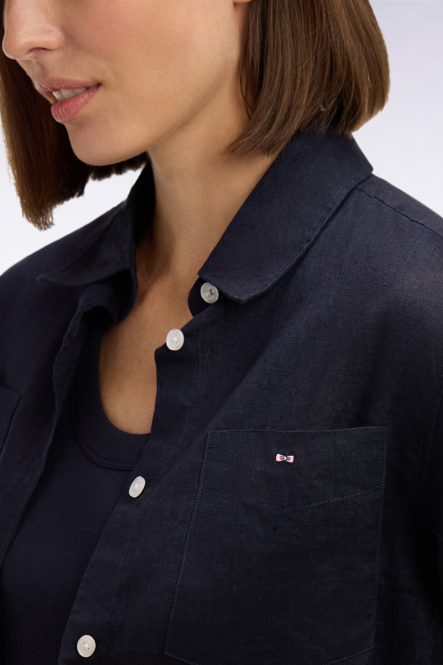 Chemise en lin marine à poches plaquées